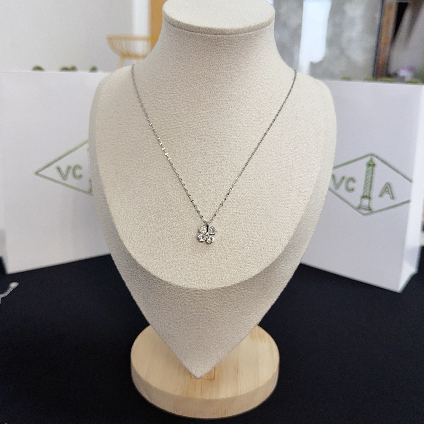 Collana Van Cleef Arpels Frivole in oro bianco con diamanti trasparenti 42 cm