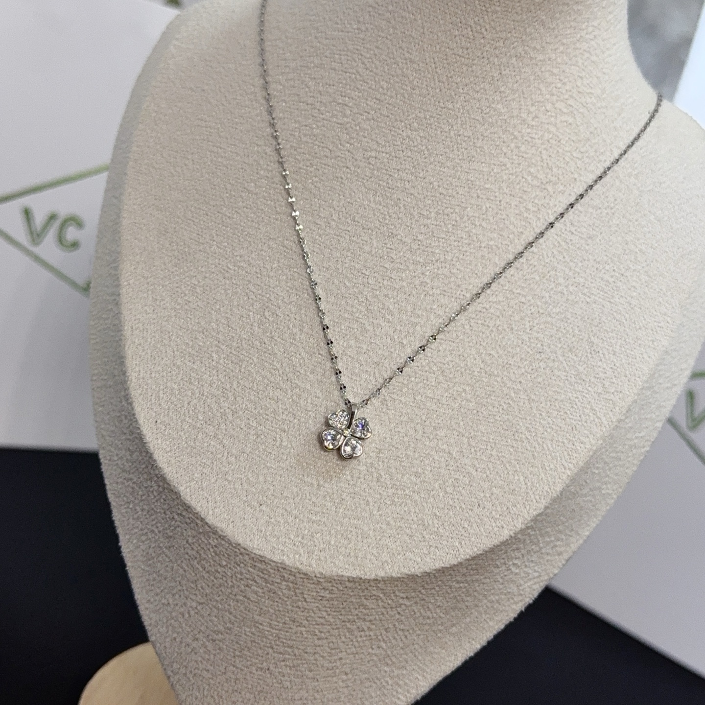 Collana Van Cleef Arpels Frivole in oro bianco con diamanti trasparenti 42 cm