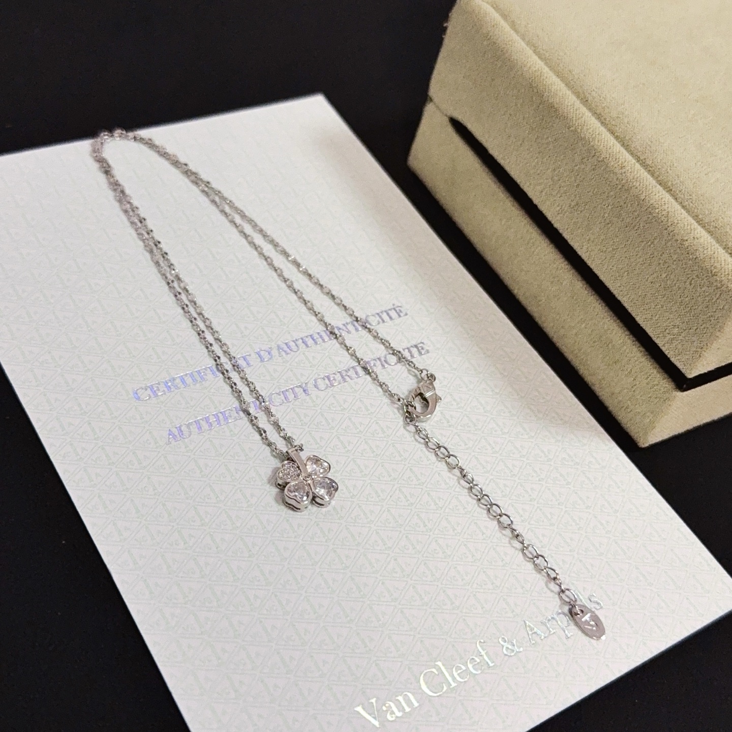 Collana Van Cleef Arpels Frivole in oro bianco con diamanti trasparenti 42 cm
