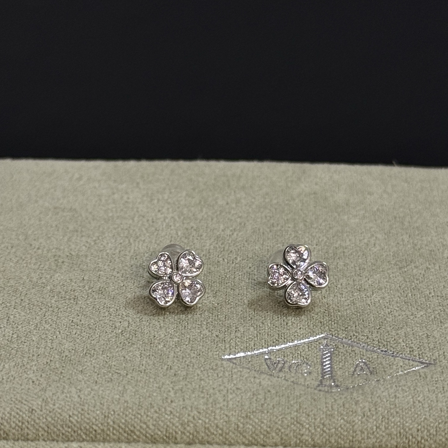 Van Cleef Arpels Frivole earrings white gold with clear diamonds 8mm stud diameter