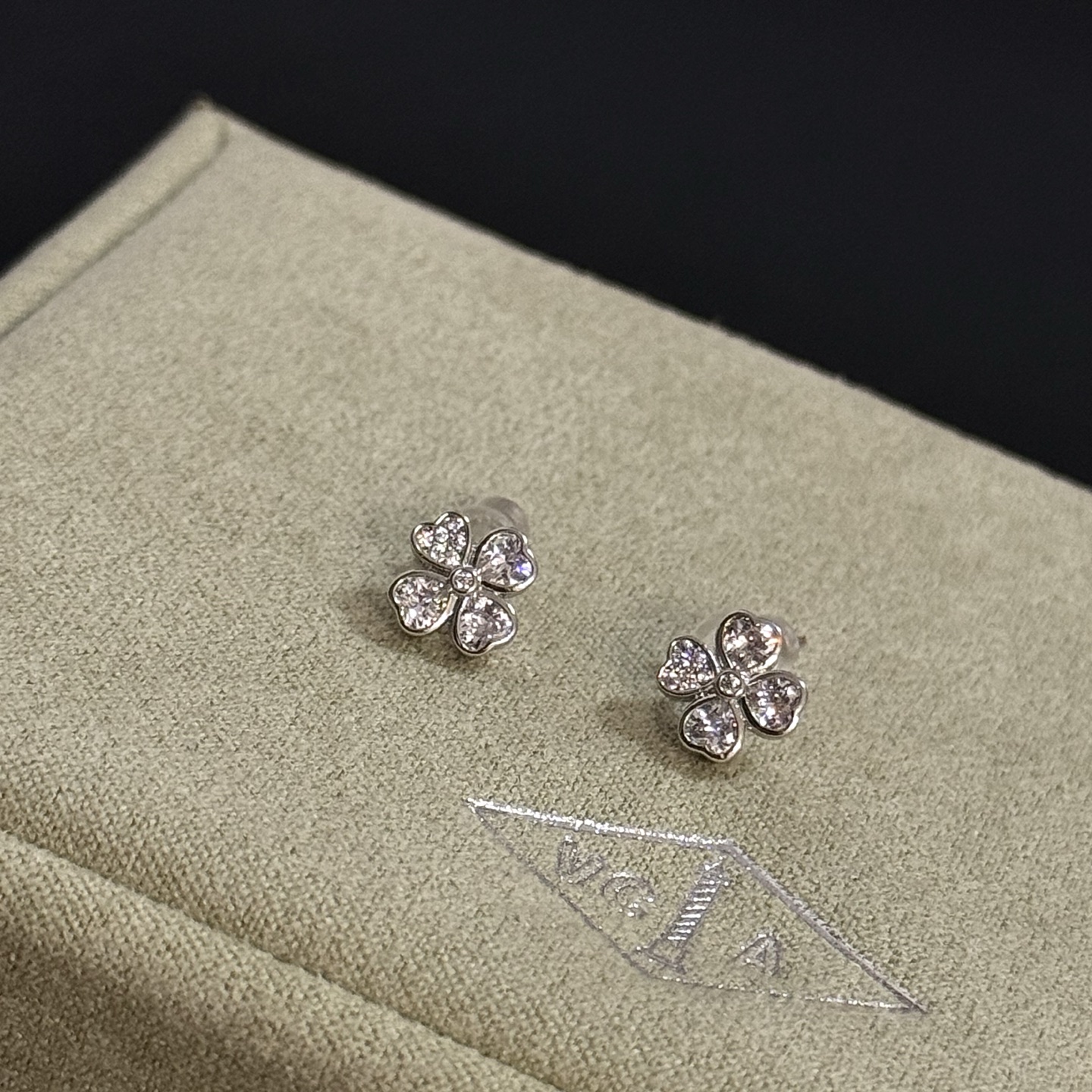 Van Cleef Arpels Frivole earrings white gold with clear diamonds 8mm stud diameter