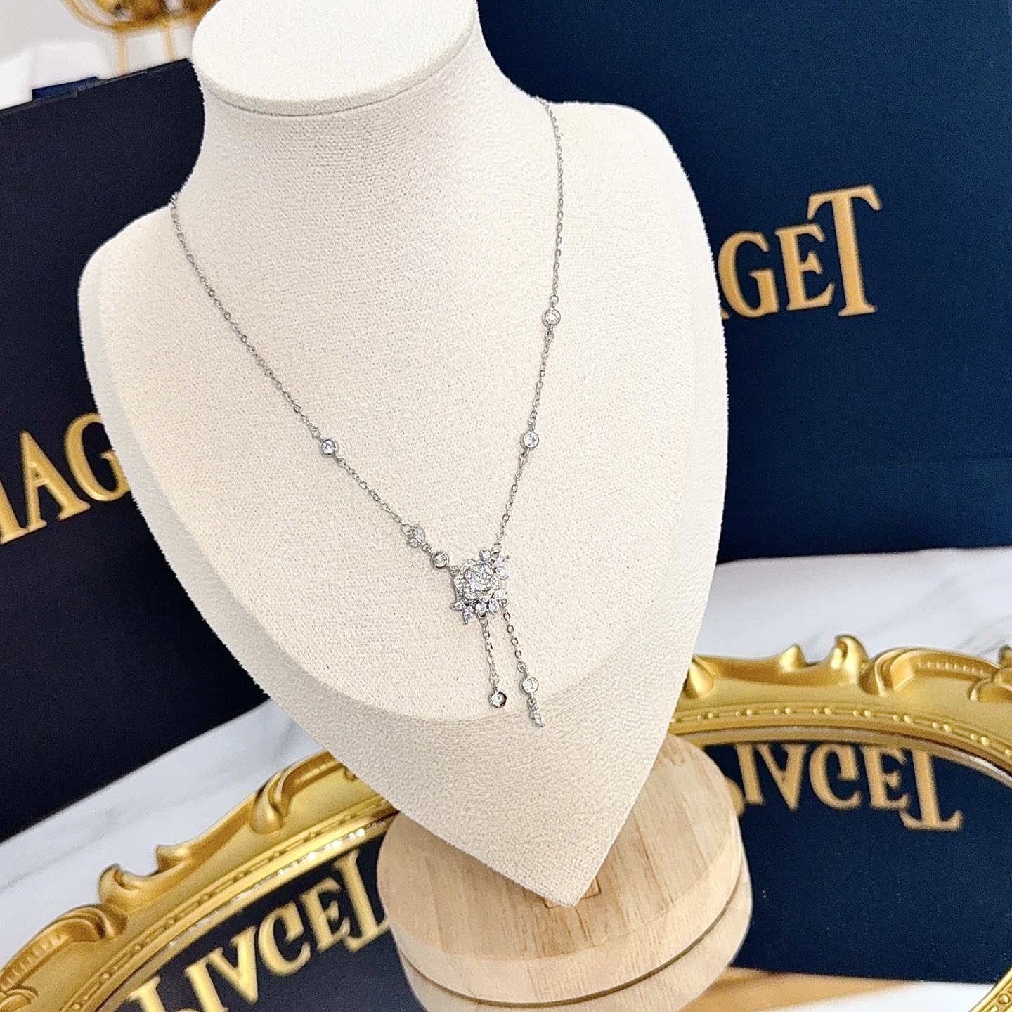 Collier Piaget Rose Lariat en forme de Y Or blanc avec diamants clairs 42cm