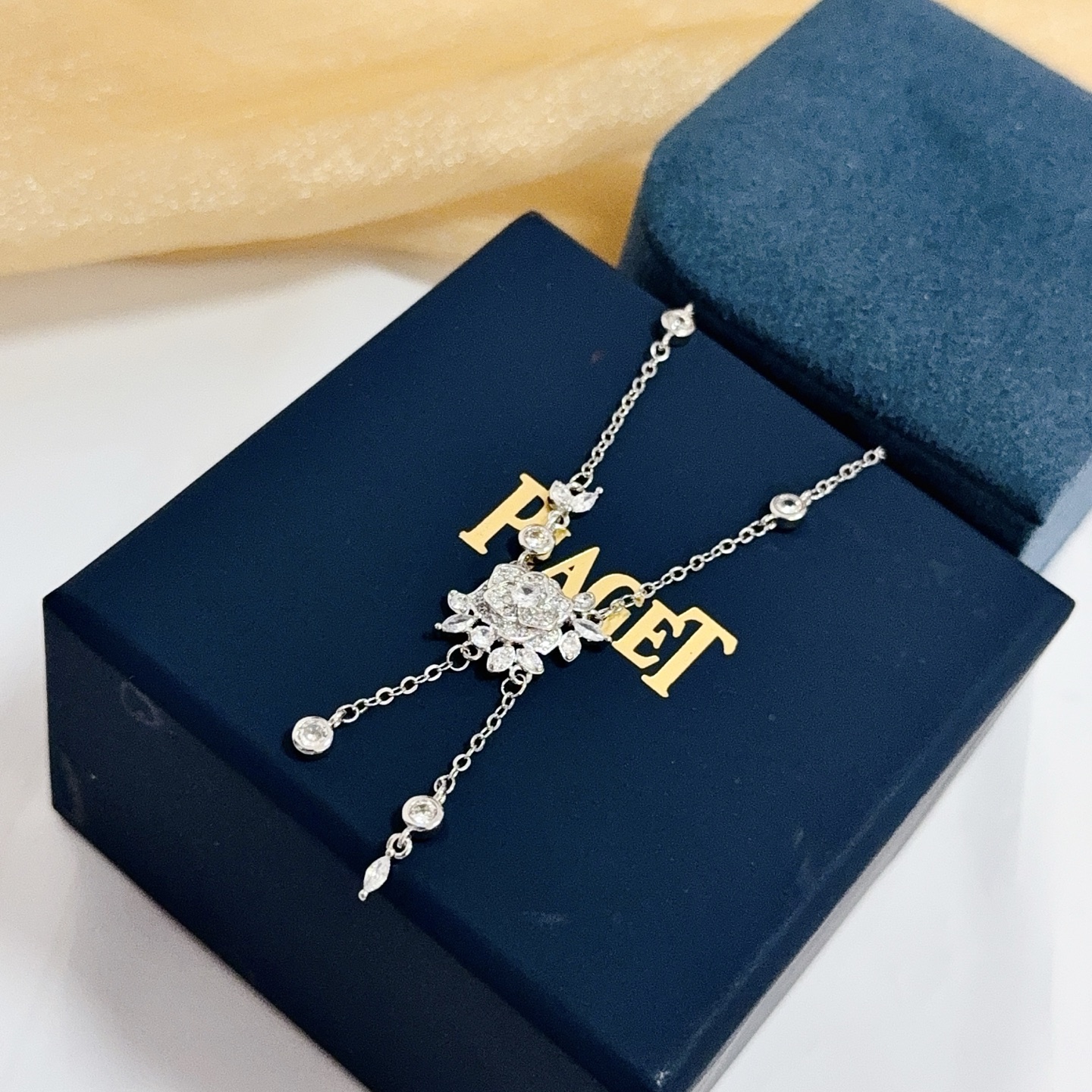 Collier Piaget Rose Lariat en forme de Y Or blanc avec diamants clairs 42cm