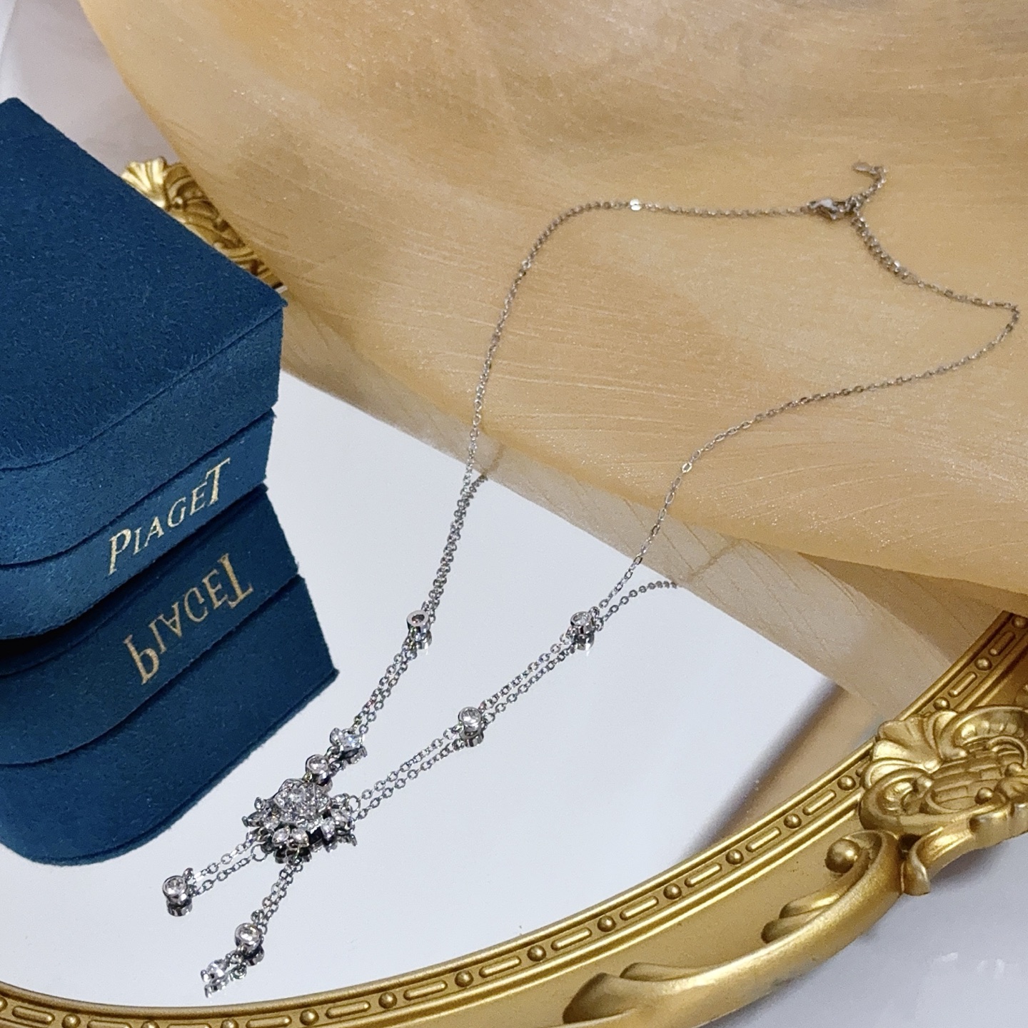 Collier Piaget Rose Lariat en forme de Y Or blanc avec diamants clairs 42cm