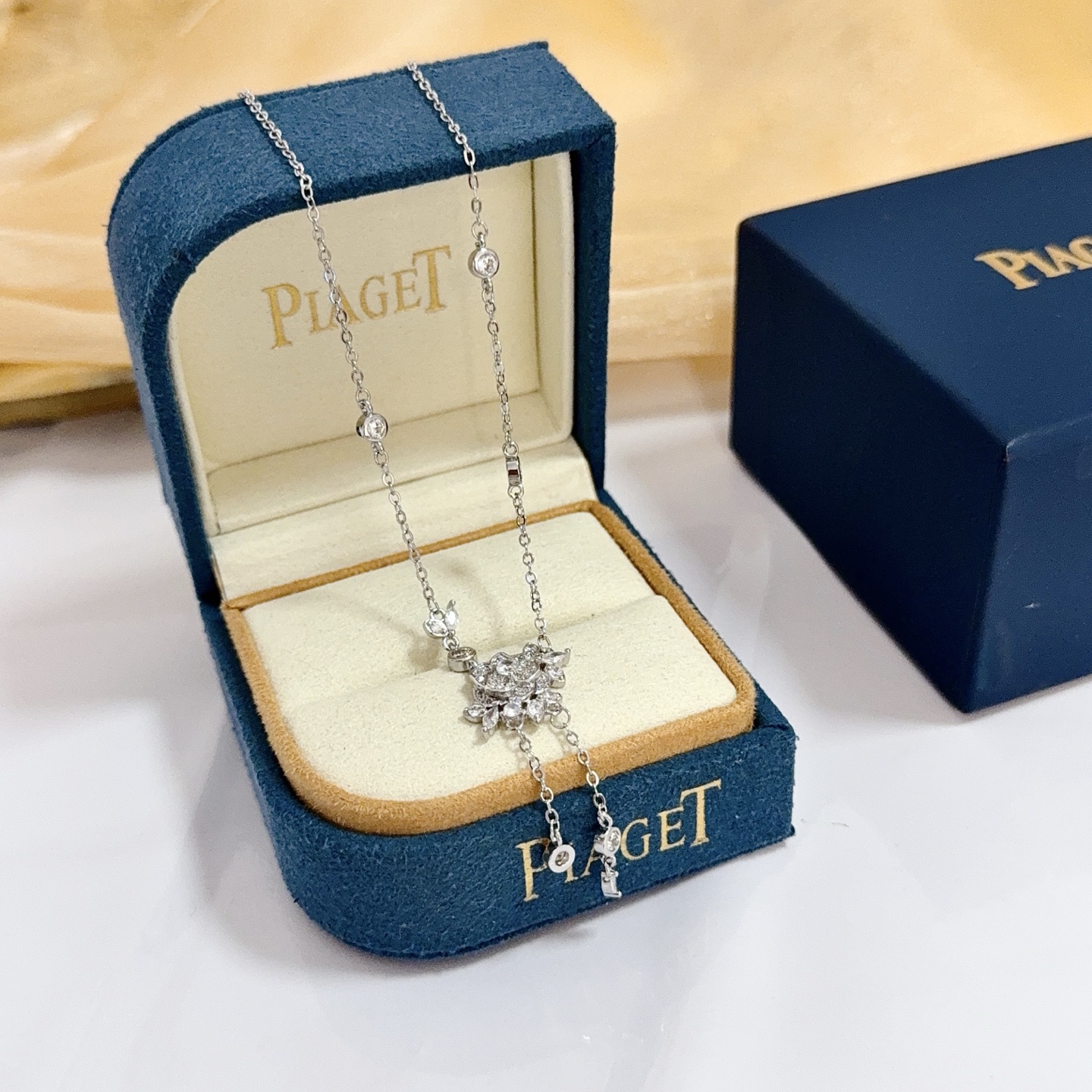 Collier Piaget Rose Lariat en forme de Y Or blanc avec diamants clairs 42cm