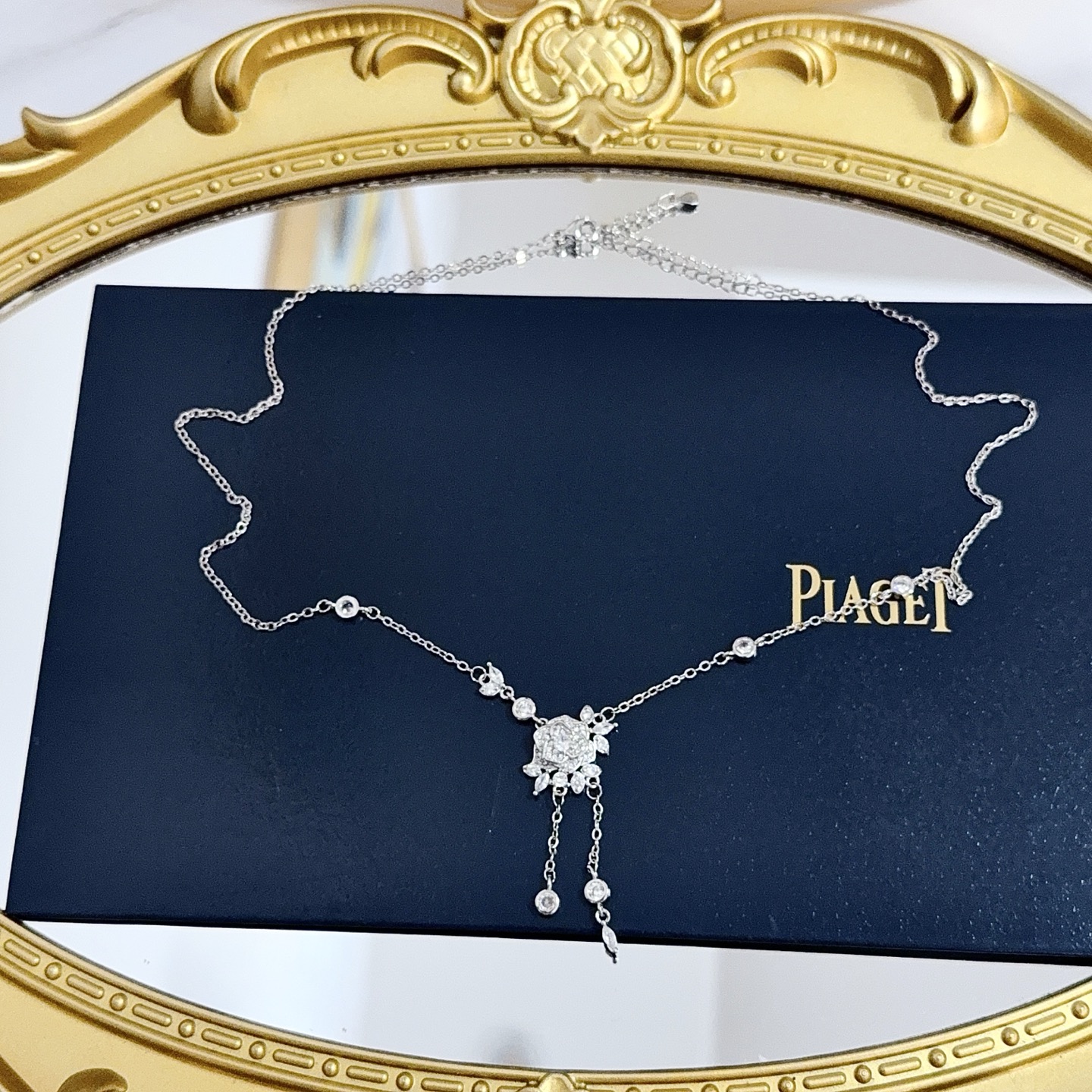 Collier Piaget Rose Lariat en forme de Y Or blanc avec diamants clairs 42cm