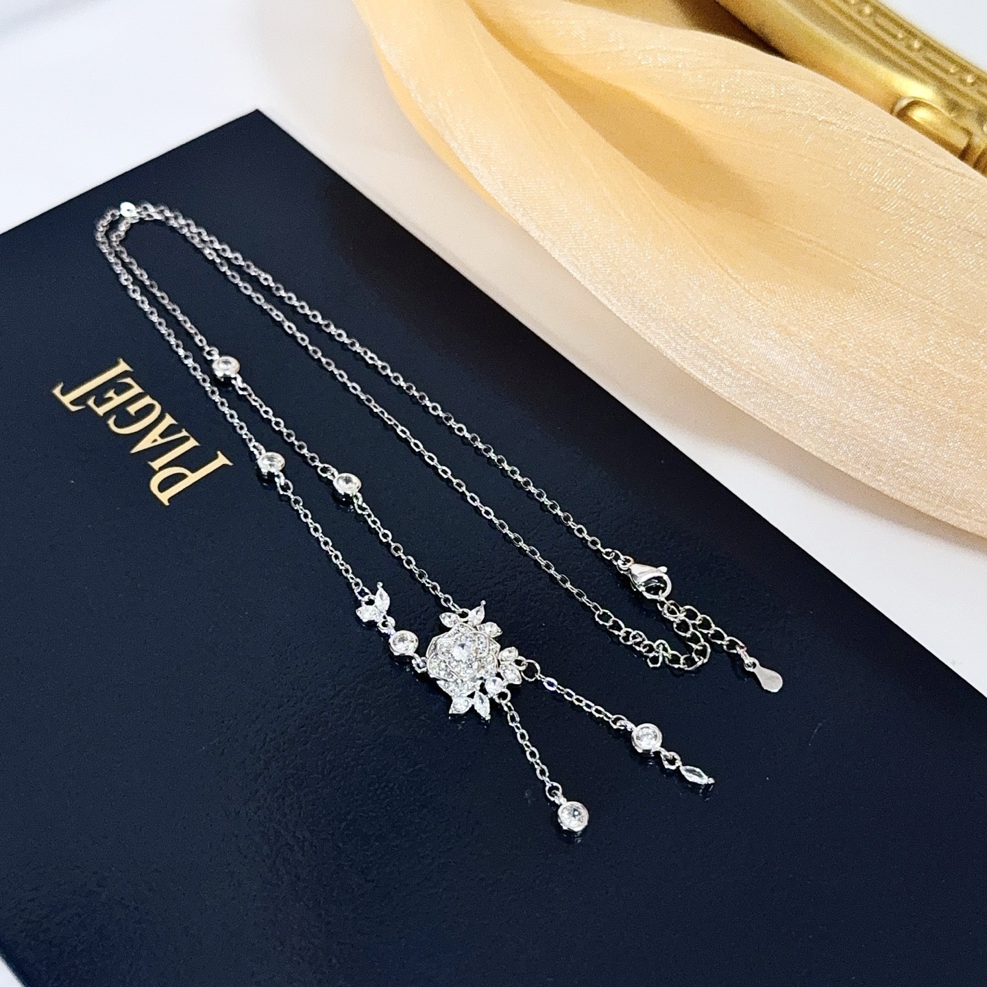 Collier Piaget Rose Lariat en forme de Y Or blanc avec diamants clairs 42cm
