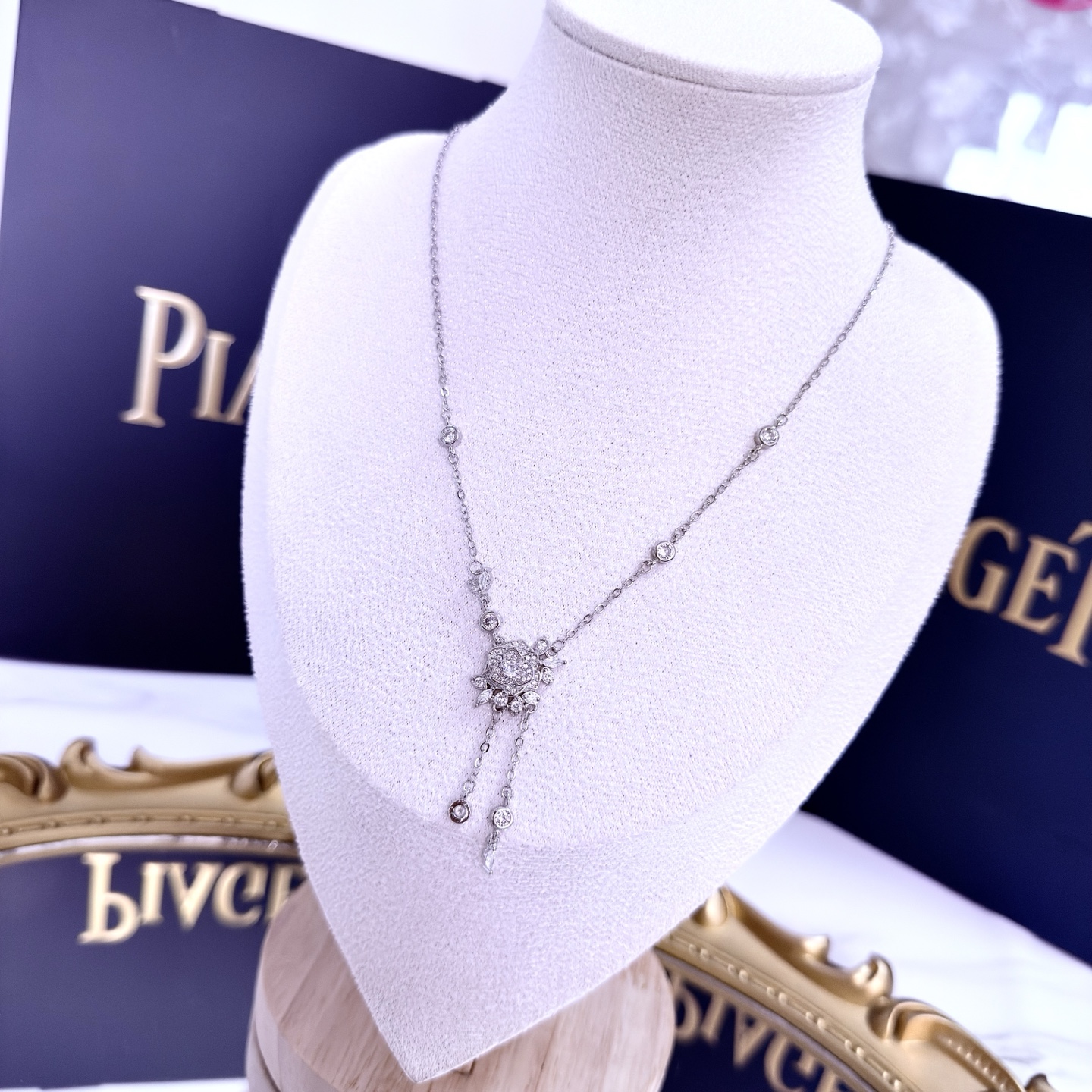 Collier Piaget Rose Lariat en forme de Y Or blanc avec diamants clairs 42cm