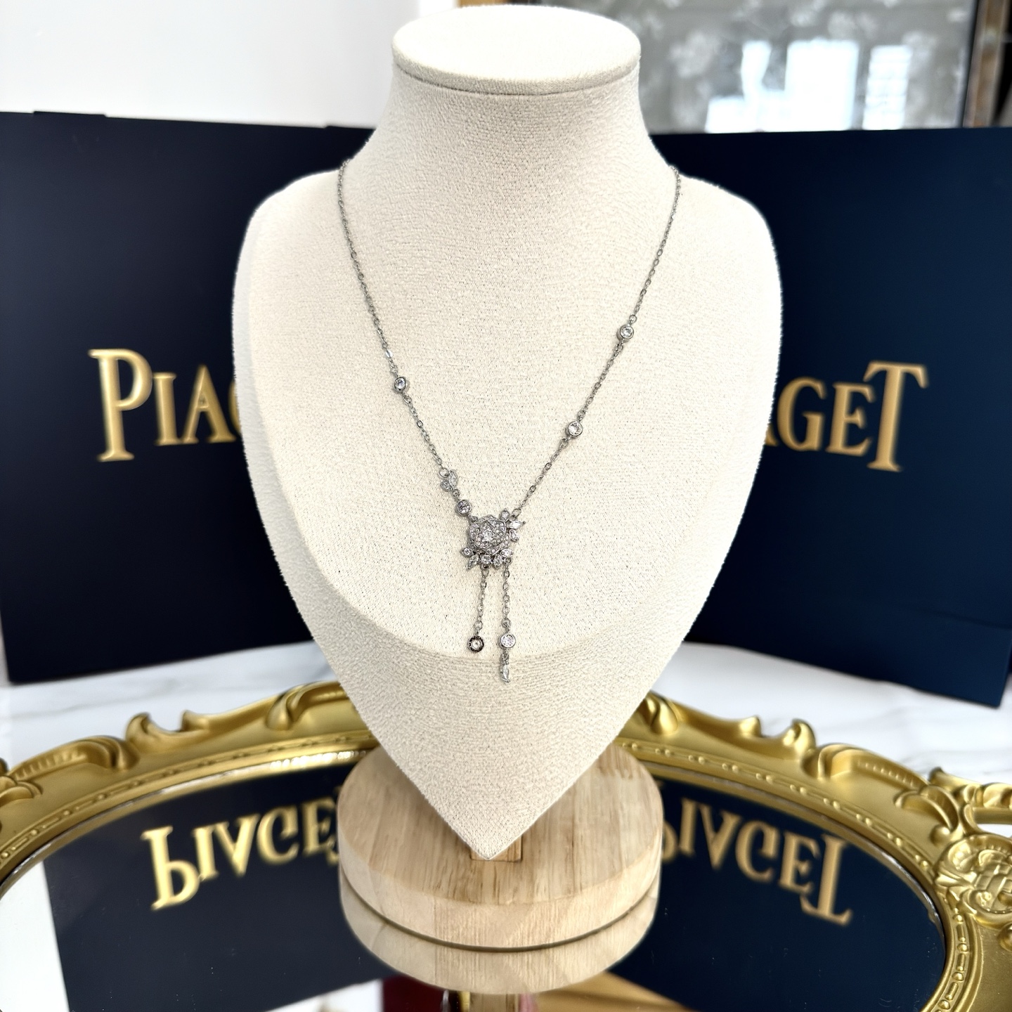 Collier Piaget Rose Lariat en forme de Y Or blanc avec diamants clairs 42cm