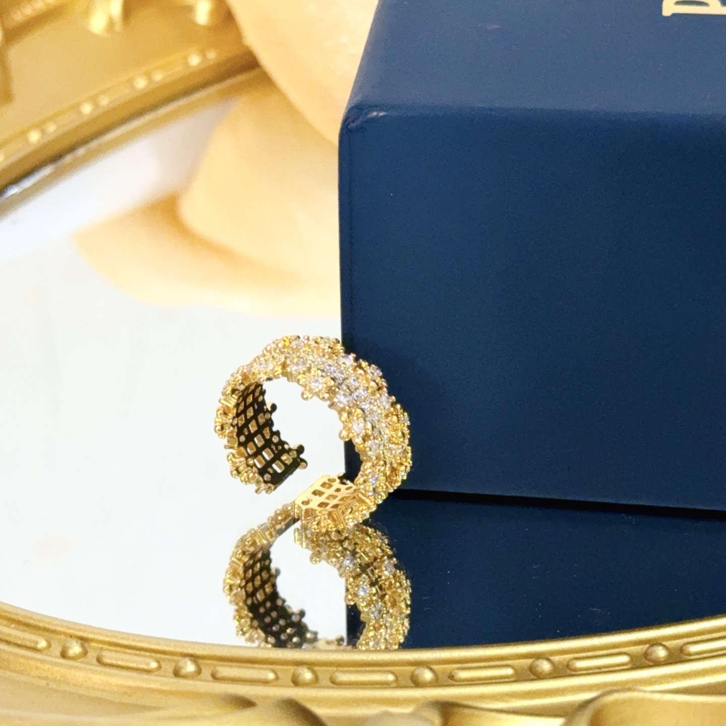 Piaget Sunlight Escape ring yellow gold with clear diamond accents adjustable open band