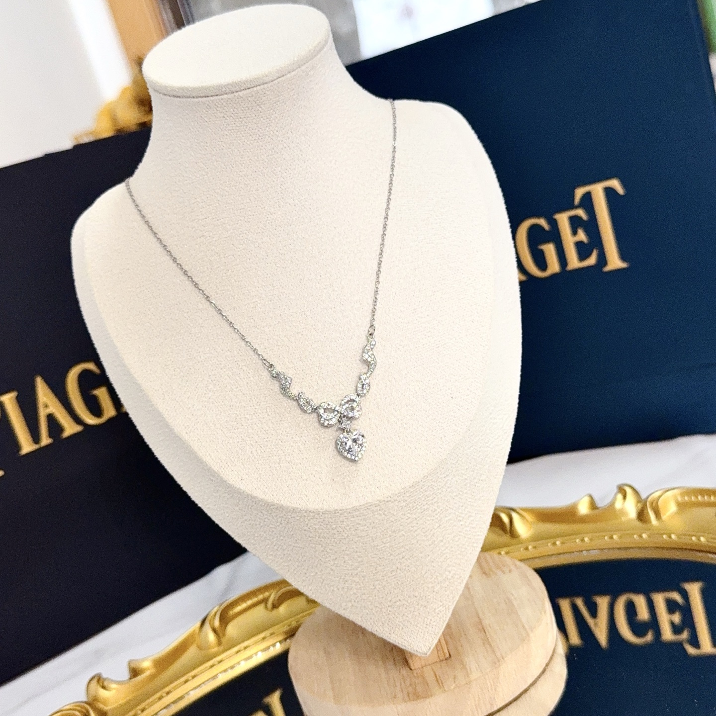 Piaget Heart Bow Diamond Pendant necklace Silver-toned white gold with clear diamond stones 45cm