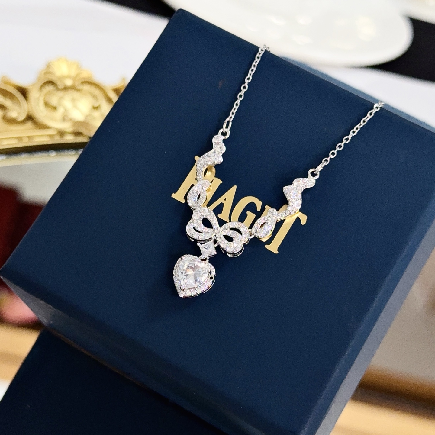 Piaget Heart Bow Diamond Pendant necklace Silver-toned white gold with clear diamond stones 45cm