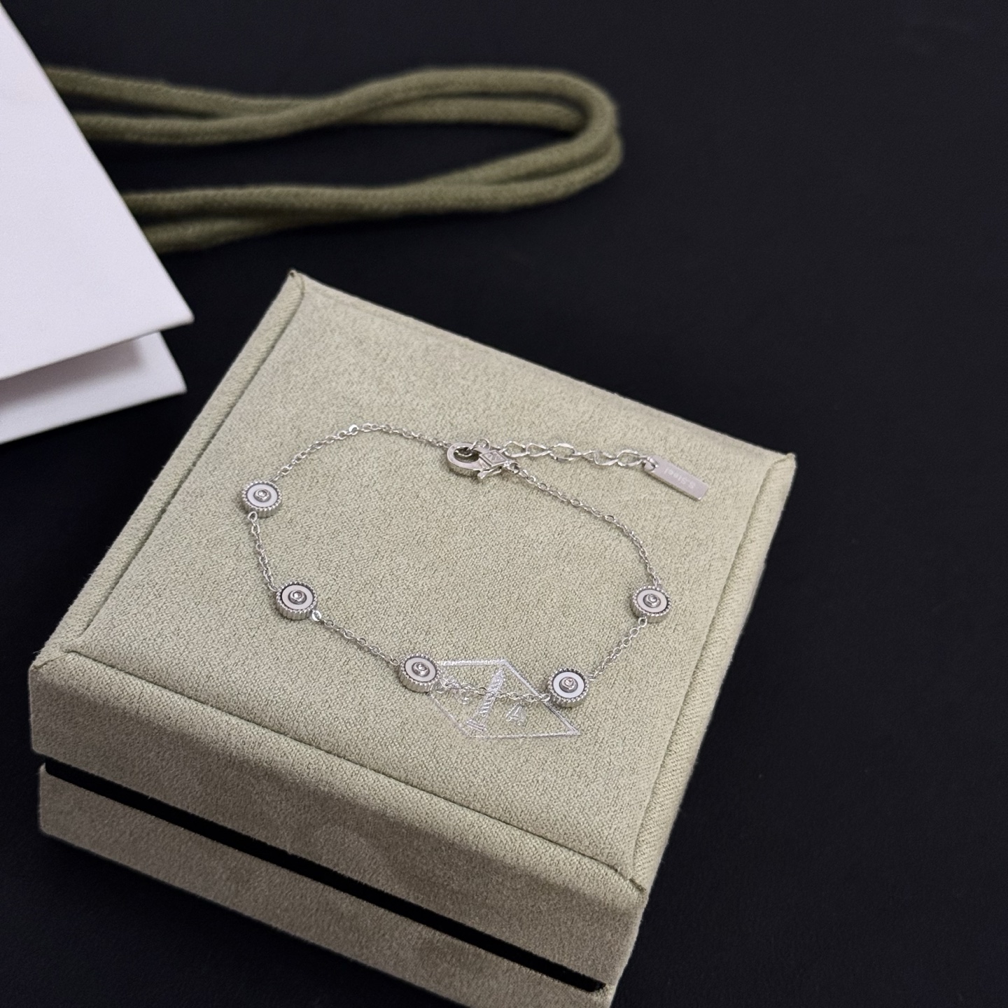 Bracciale Van Cleef Arpels Alhambra in metallo argentato con accenti in madreperla bianca 17 cm