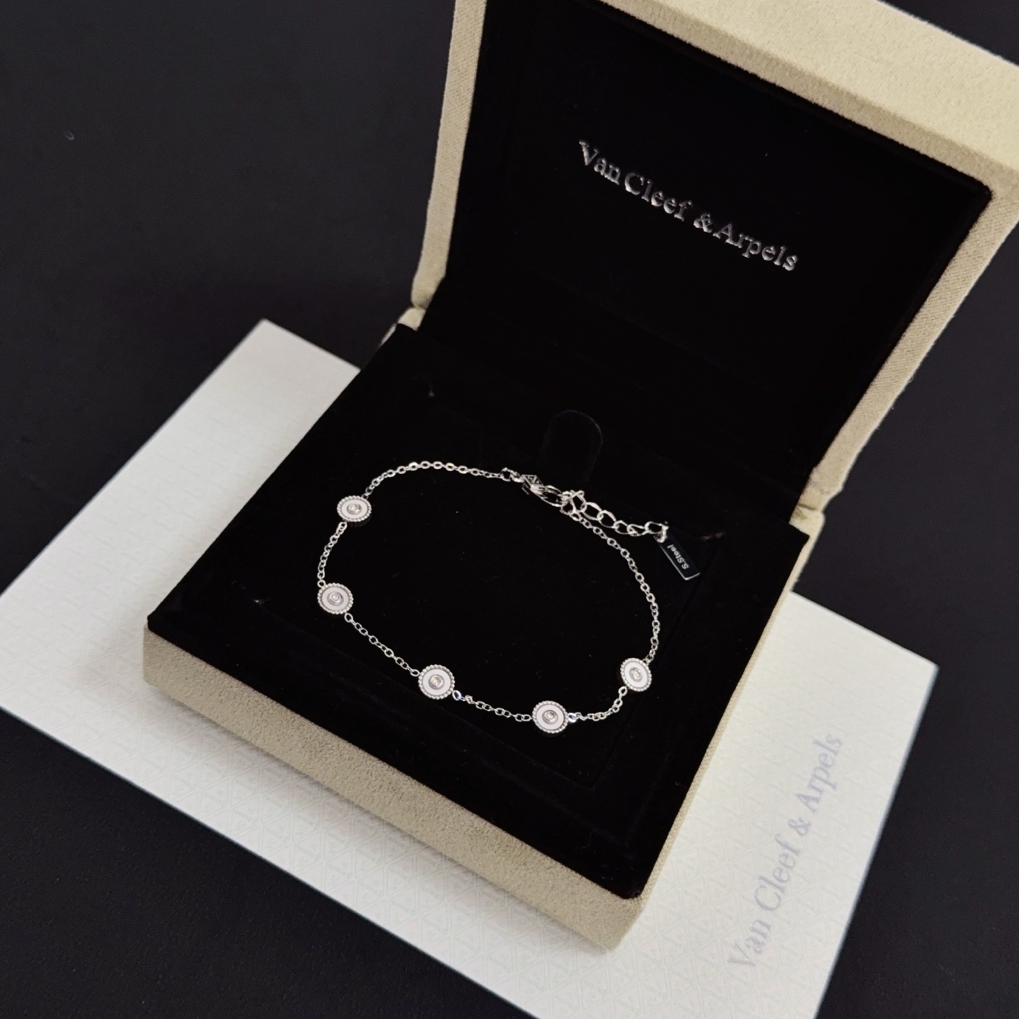 Bracciale Van Cleef Arpels Alhambra in metallo argentato con accenti in madreperla bianca 17 cm