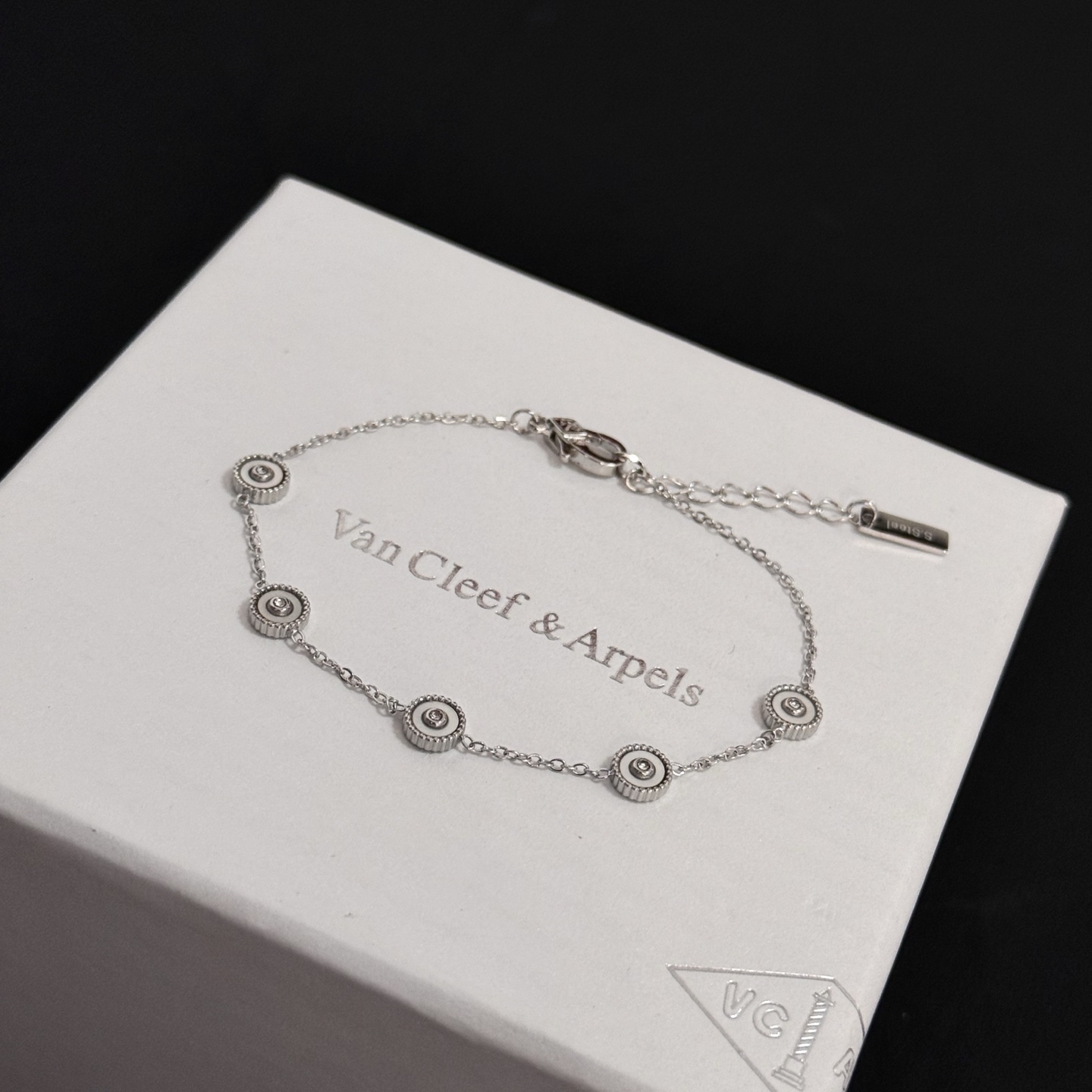Bracciale Van Cleef Arpels Alhambra in metallo argentato con accenti in madreperla bianca 17 cm