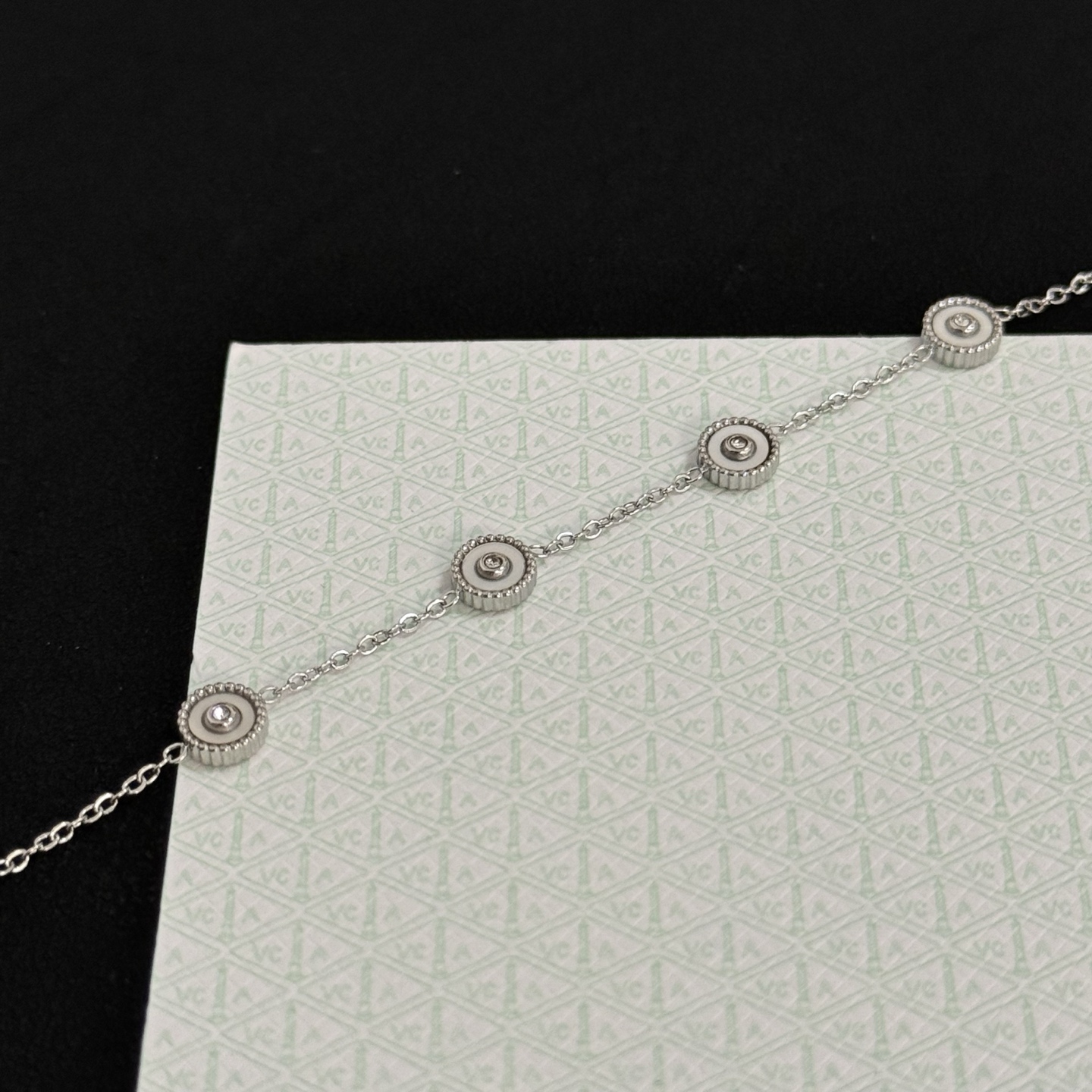 Bracciale Van Cleef Arpels Alhambra in metallo argentato con accenti in madreperla bianca 17 cm