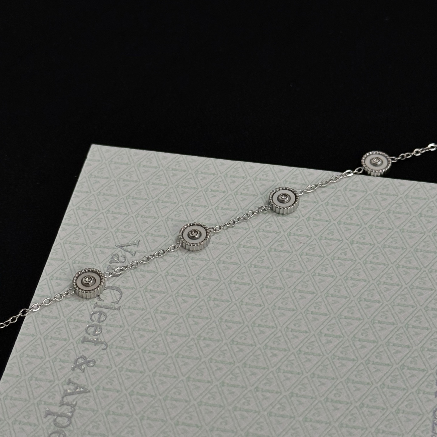 Bracciale Van Cleef Arpels Alhambra in metallo argentato con accenti in madreperla bianca 17 cm