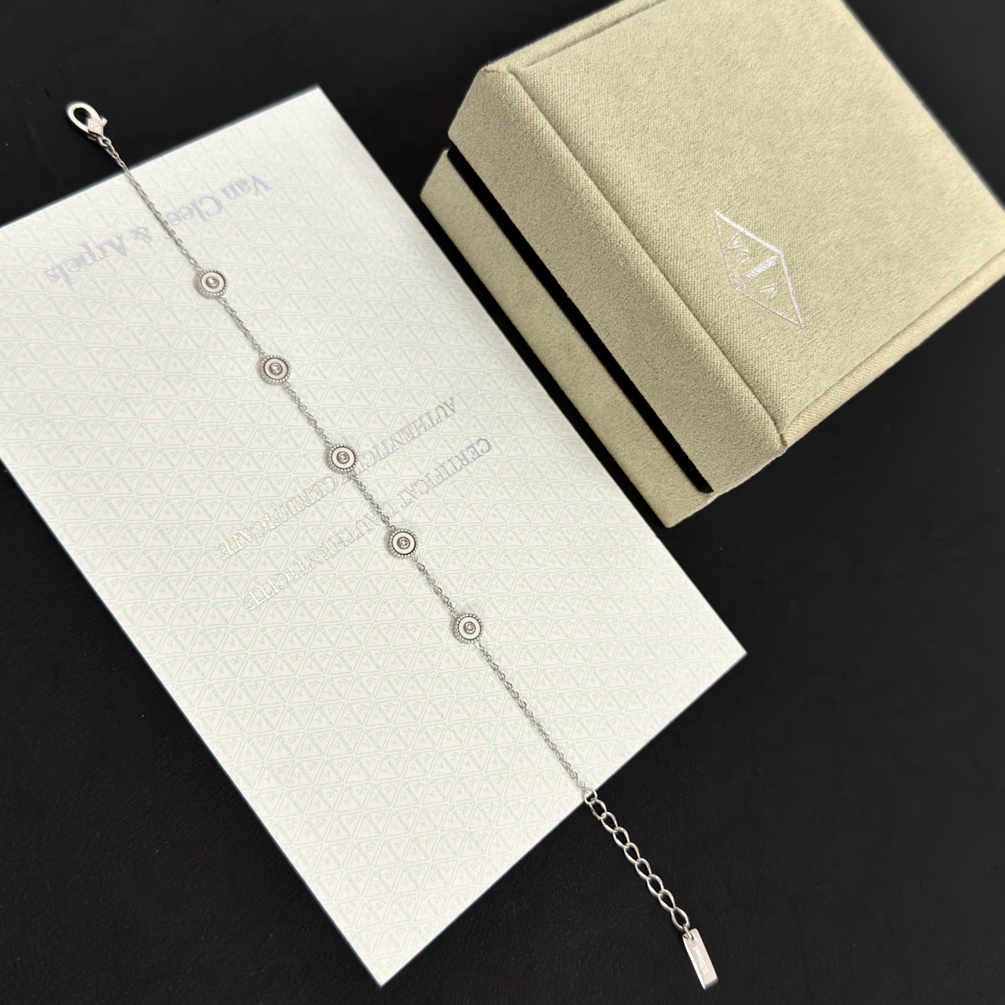 Bracciale Van Cleef Arpels Alhambra in metallo argentato con accenti in madreperla bianca 17 cm