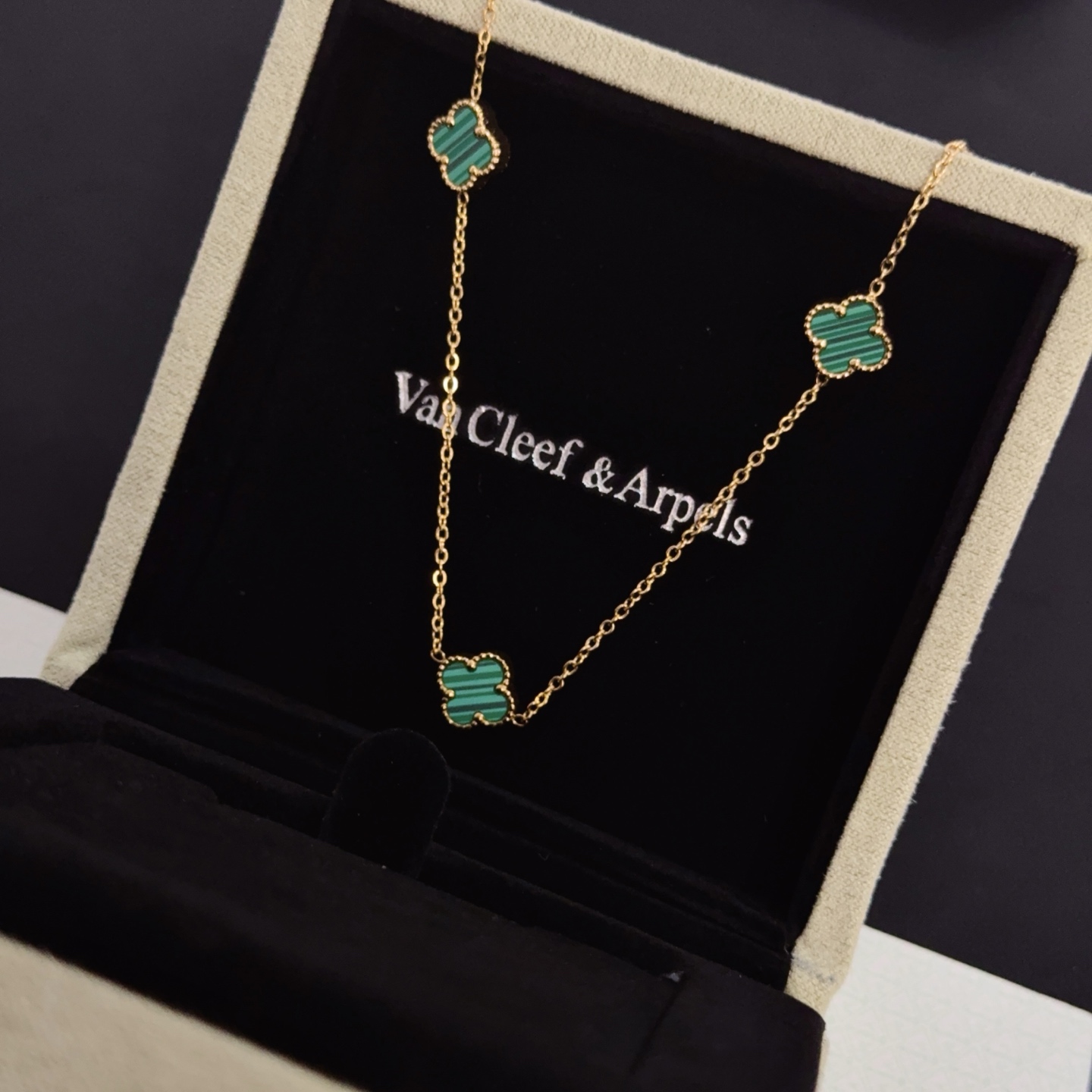 Van Cleef Arpels Alhambra necklace yellow gold green malachite 42cm