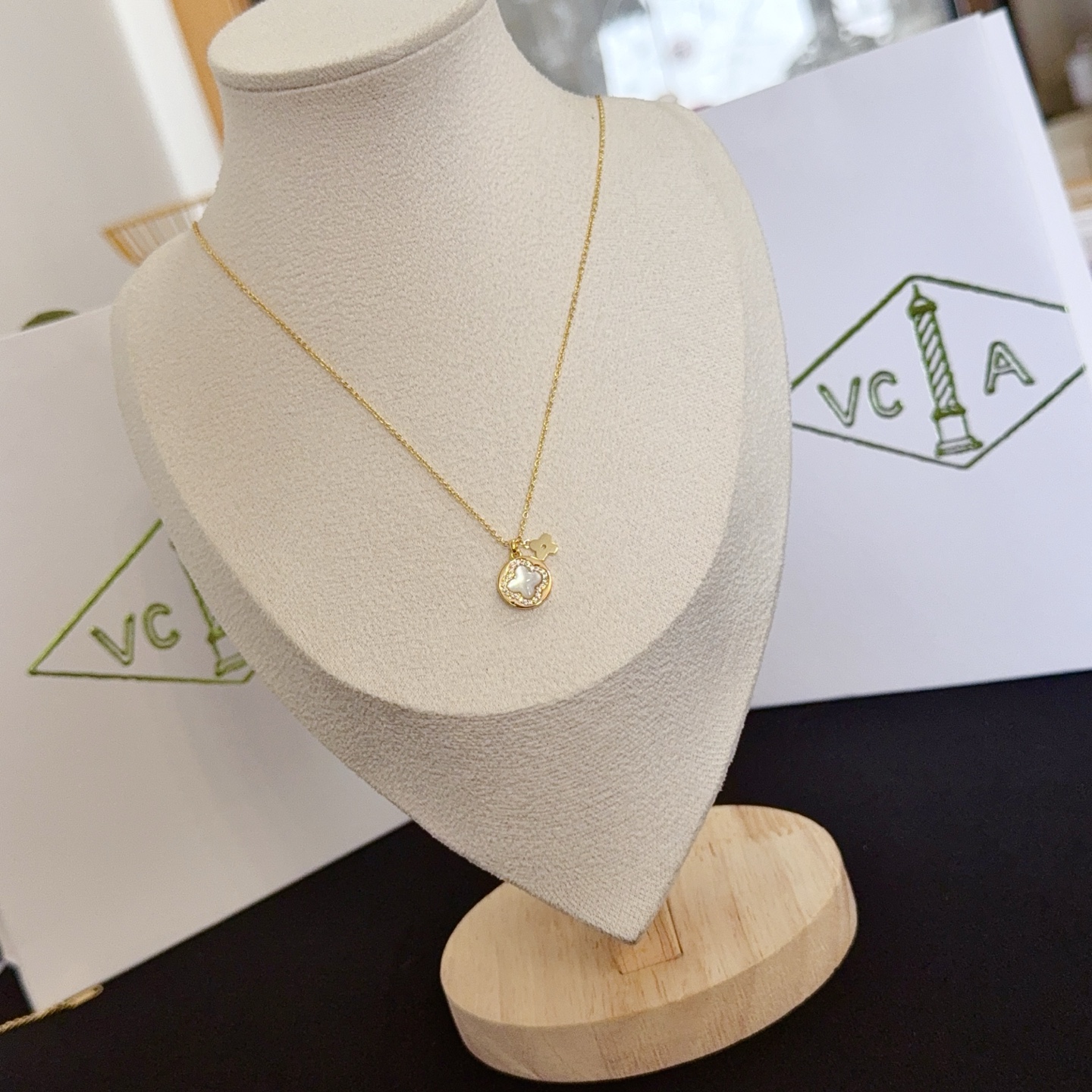 Colar Van Cleef Arpels Alhambra ouro amarelo branco madrepérola detalhes em diamante transparente 42 cm com extensor de 5 cm