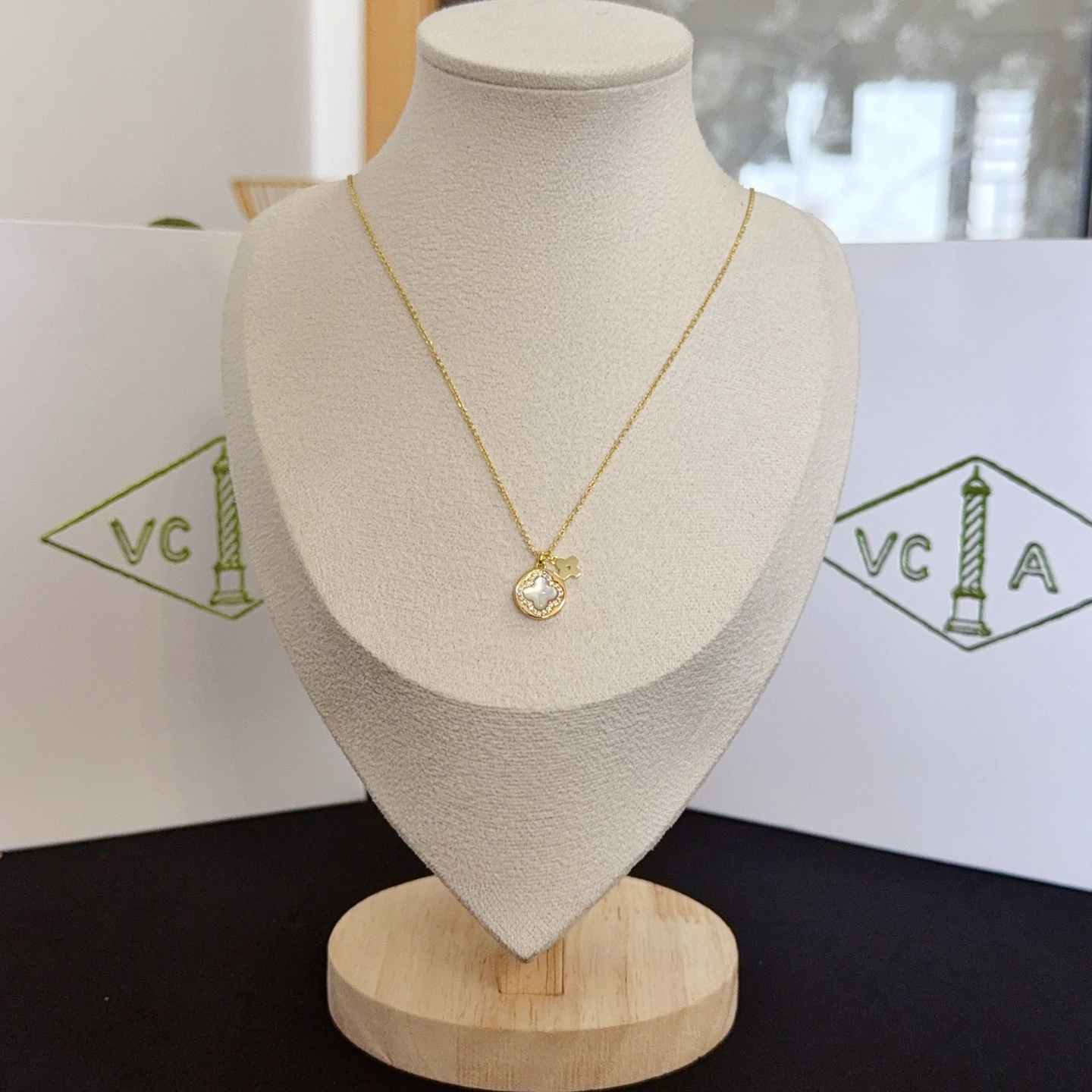 Colar Van Cleef Arpels Alhambra ouro amarelo branco madrepérola detalhes em diamante transparente 42 cm com extensor de 5 cm