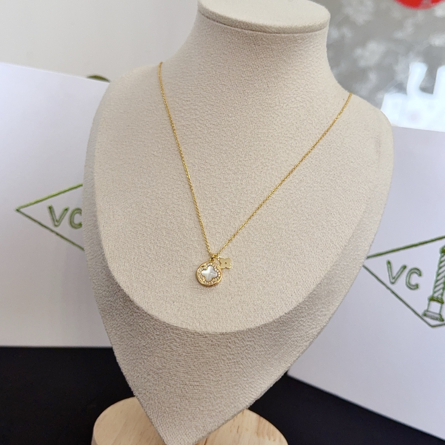 Colar Van Cleef Arpels Alhambra ouro amarelo branco madrepérola detalhes em diamante transparente 42 cm com extensor de 5 cm