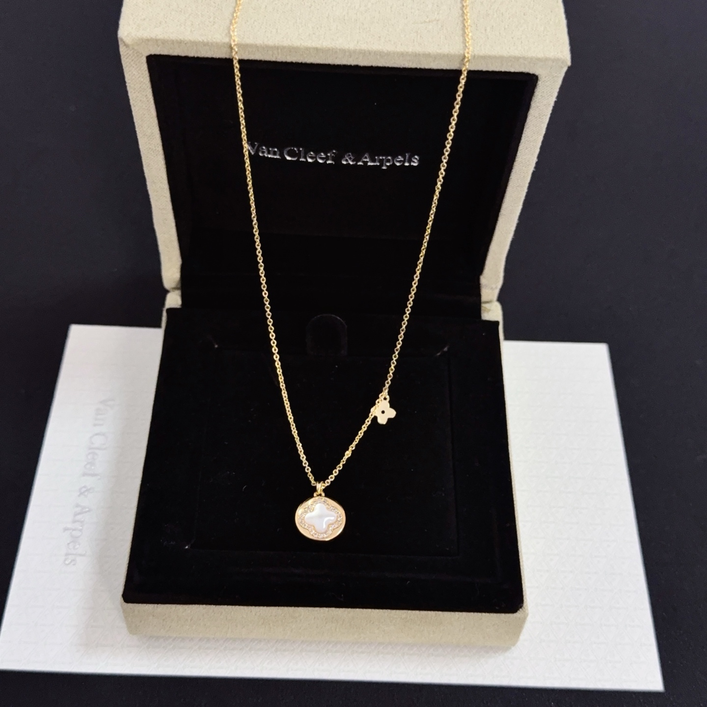 Colar Van Cleef Arpels Alhambra ouro amarelo branco madrepérola detalhes em diamante transparente 42 cm com extensor de 5 cm