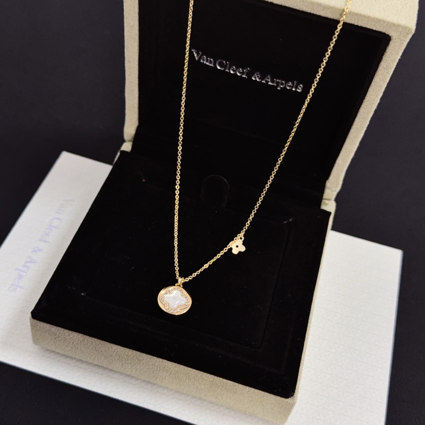 Colar Van Cleef Arpels Alhambra ouro amarelo branco madrepérola detalhes em diamante transparente 42 cm com extensor de 5 cm