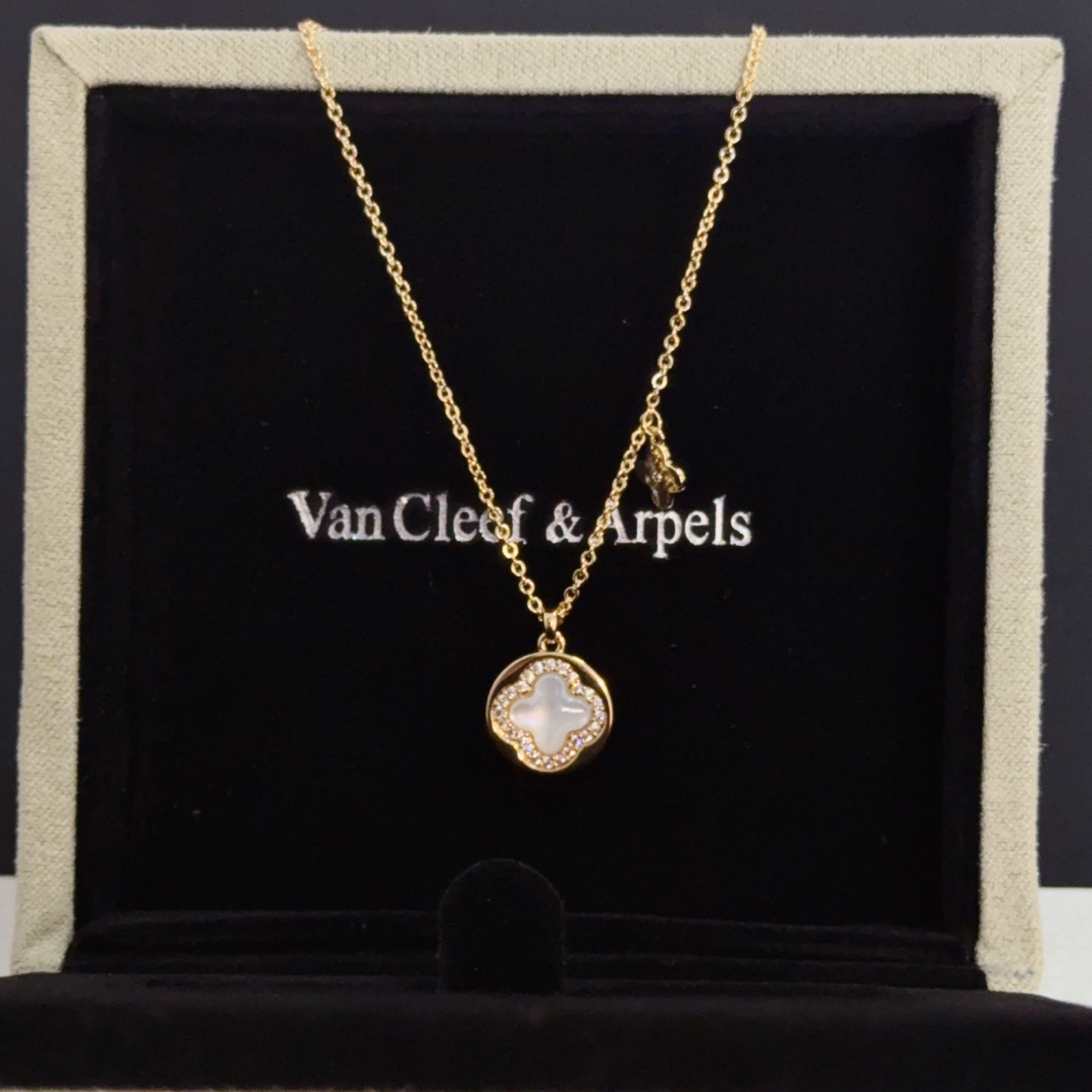 Colar Van Cleef Arpels Alhambra ouro amarelo branco madrepérola detalhes em diamante transparente 42 cm com extensor de 5 cm