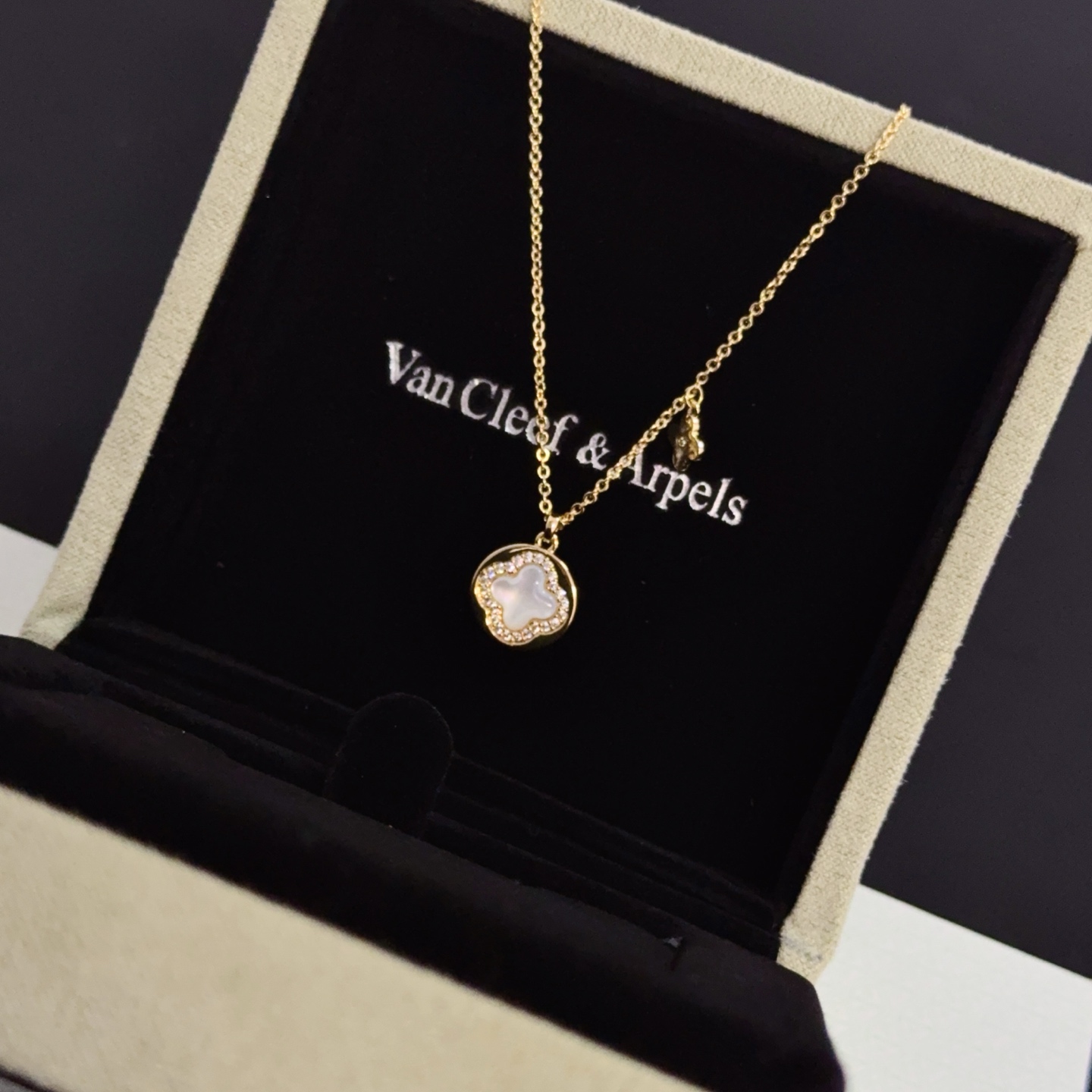 Colar Van Cleef Arpels Alhambra ouro amarelo branco madrepérola detalhes em diamante transparente 42 cm com extensor de 5 cm