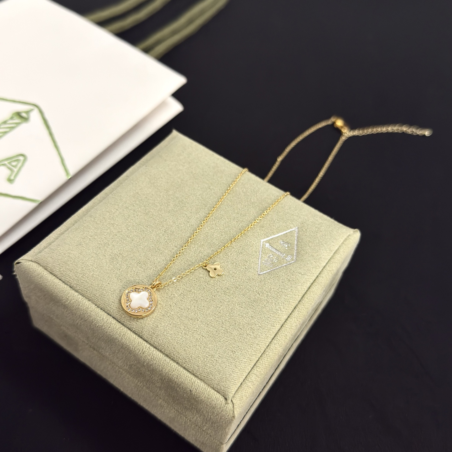 Colar Van Cleef Arpels Alhambra ouro amarelo branco madrepérola detalhes em diamante transparente 42 cm com extensor de 5 cm