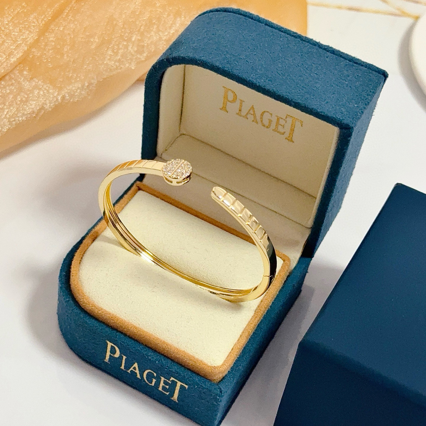 Piaget Possession bracelet 18k yellow gold with pave set clear diamonds 17cm