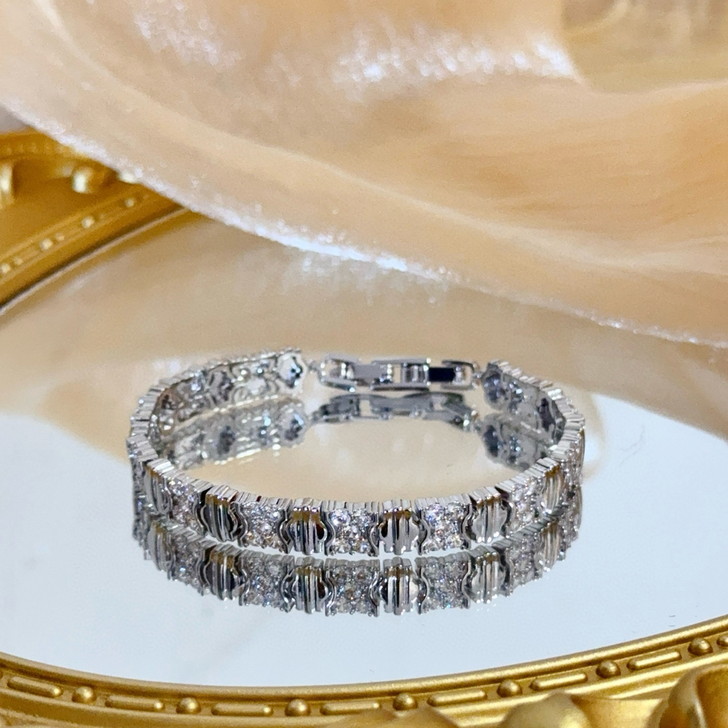 Piaget Precious Lace bracelet 18k white gold with clear diamonds 17cm