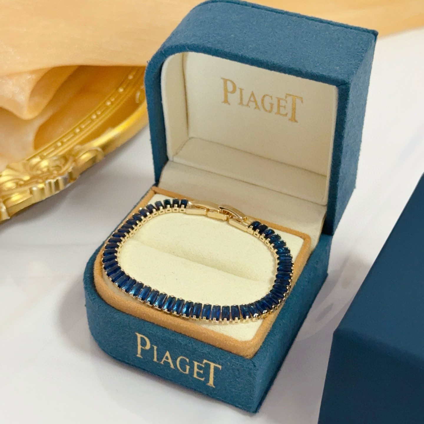Piaget Tennis Line Bracelet bracelet Yellow gold with deep blue baguette-cut gemstones 18cm