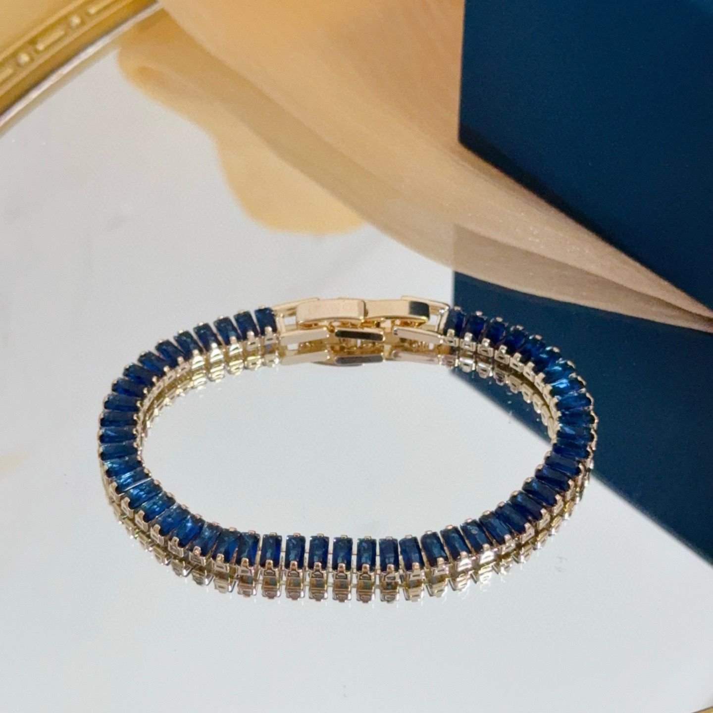 Piaget Tennis Line Bracelet bracelet Yellow gold with deep blue baguette-cut gemstones 18cm
