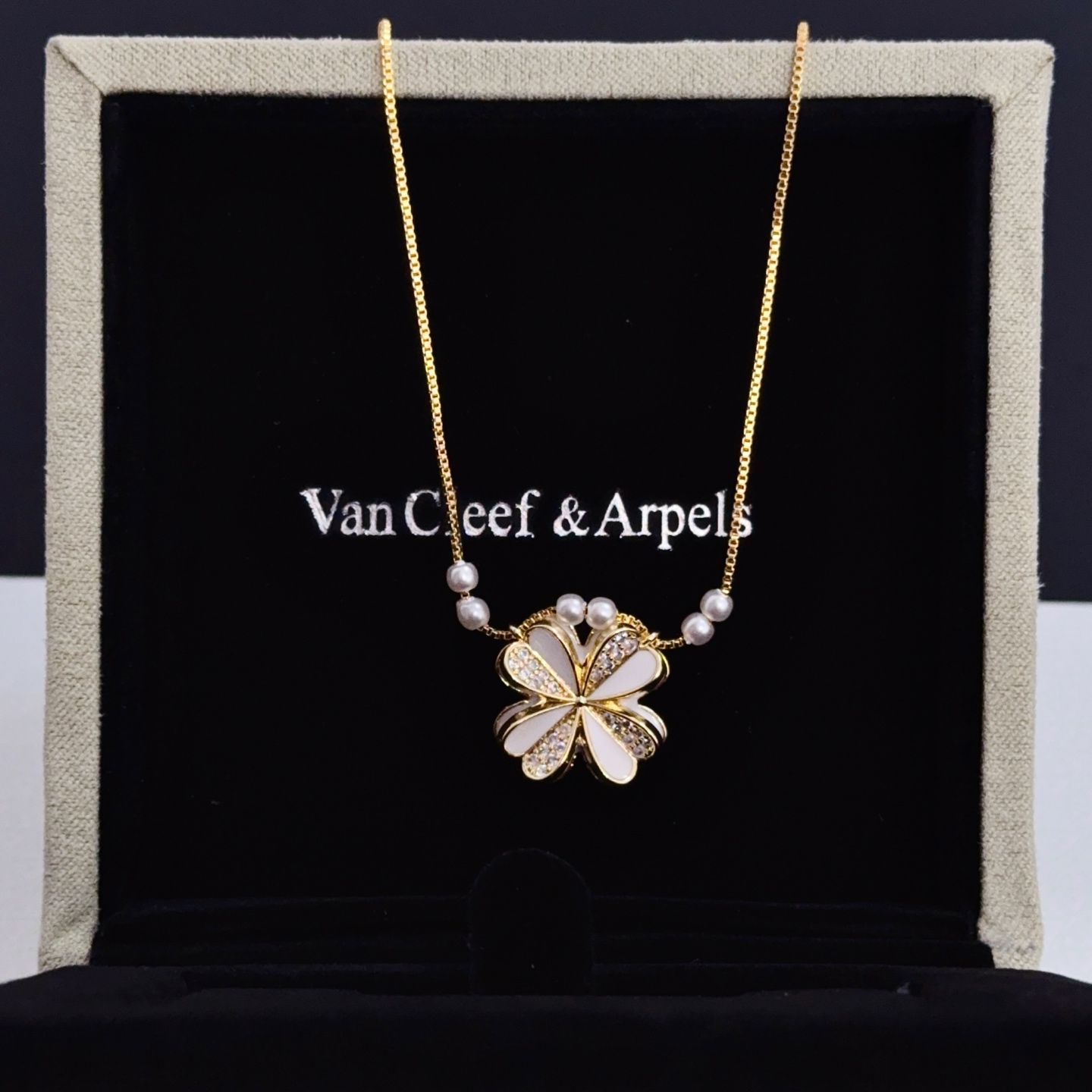 Collana Van Cleef Arpels Frivole oro giallo madreperla bianca diamante trasparente perla bianca 42 cm