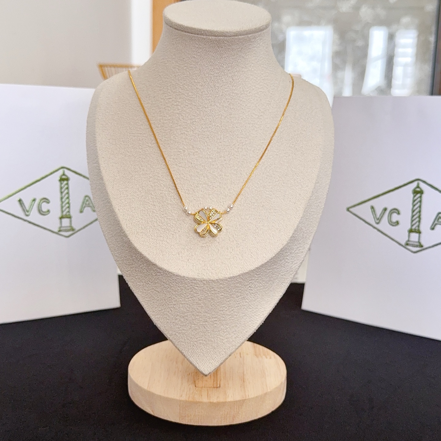 Collana Van Cleef Arpels Frivole oro giallo madreperla bianca diamante trasparente perla bianca 42 cm