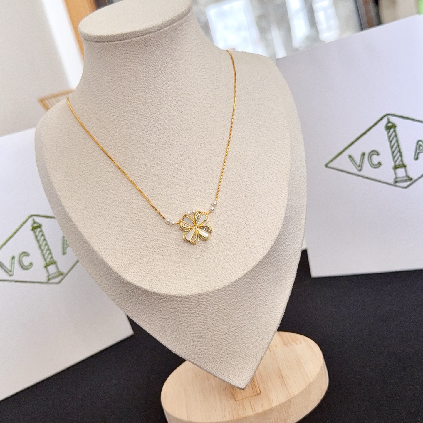 Collana Van Cleef Arpels Frivole oro giallo madreperla bianca diamante trasparente perla bianca 42 cm