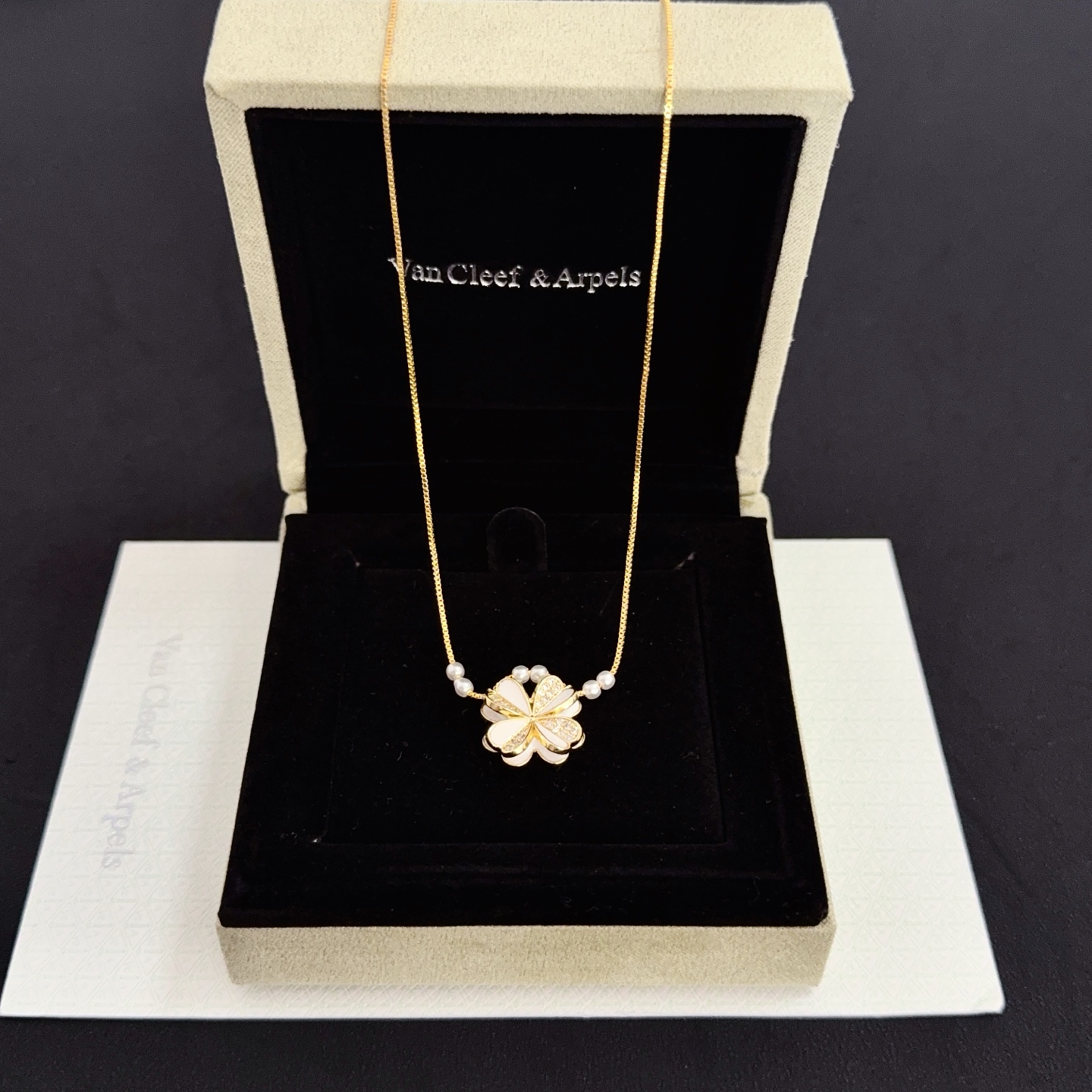 Collana Van Cleef Arpels Frivole oro giallo madreperla bianca diamante trasparente perla bianca 42 cm