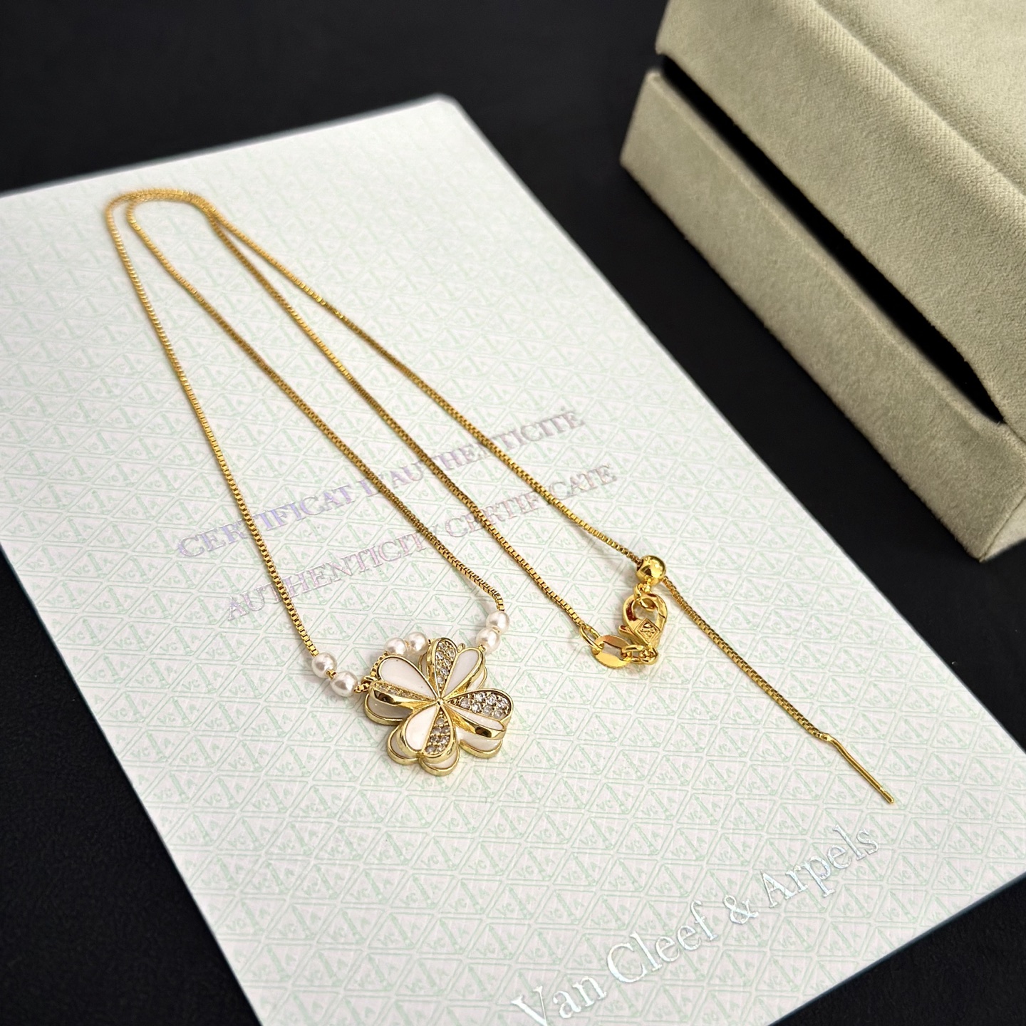 Collana Van Cleef Arpels Frivole oro giallo madreperla bianca diamante trasparente perla bianca 42 cm