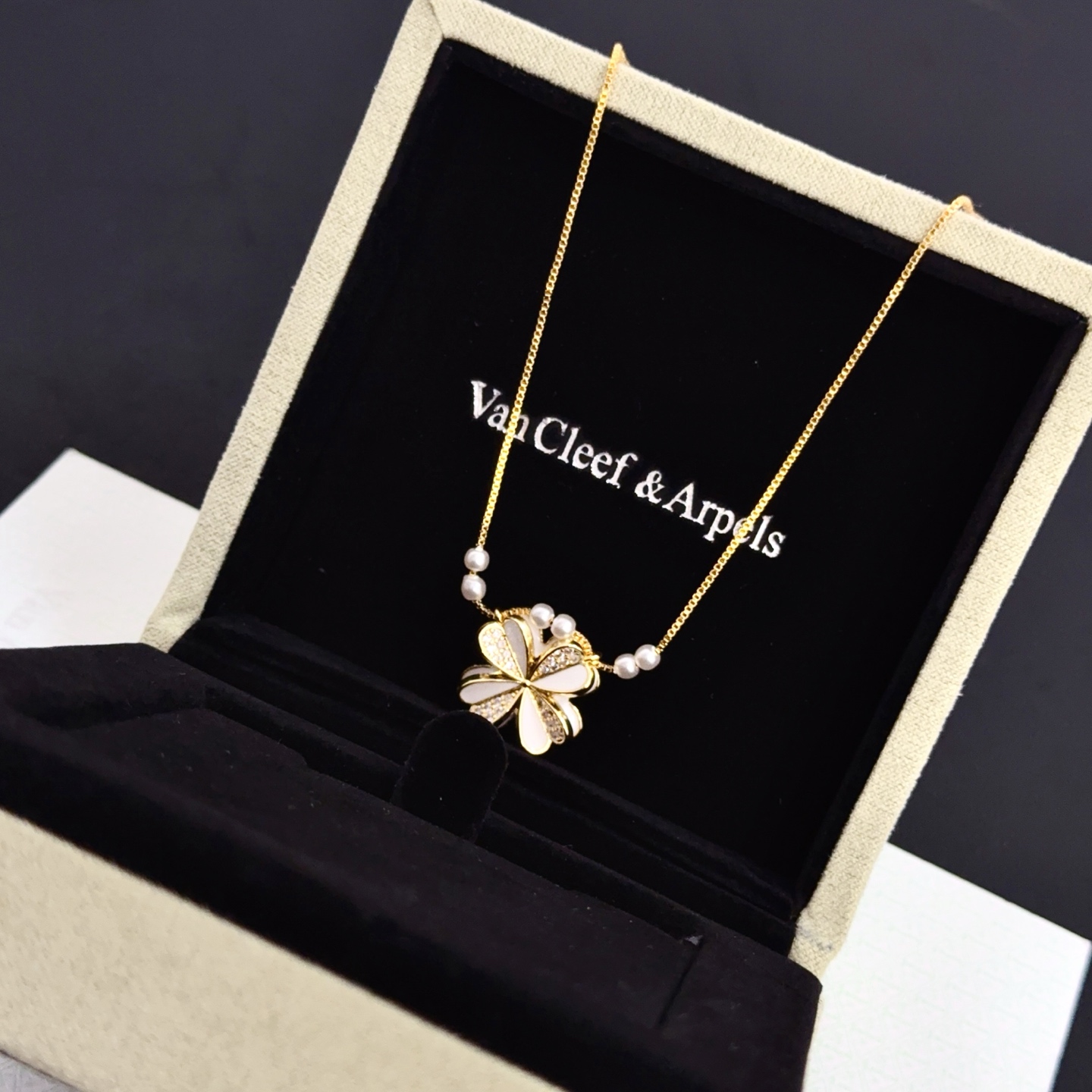 Collana Van Cleef Arpels Frivole oro giallo madreperla bianca diamante trasparente perla bianca 42 cm