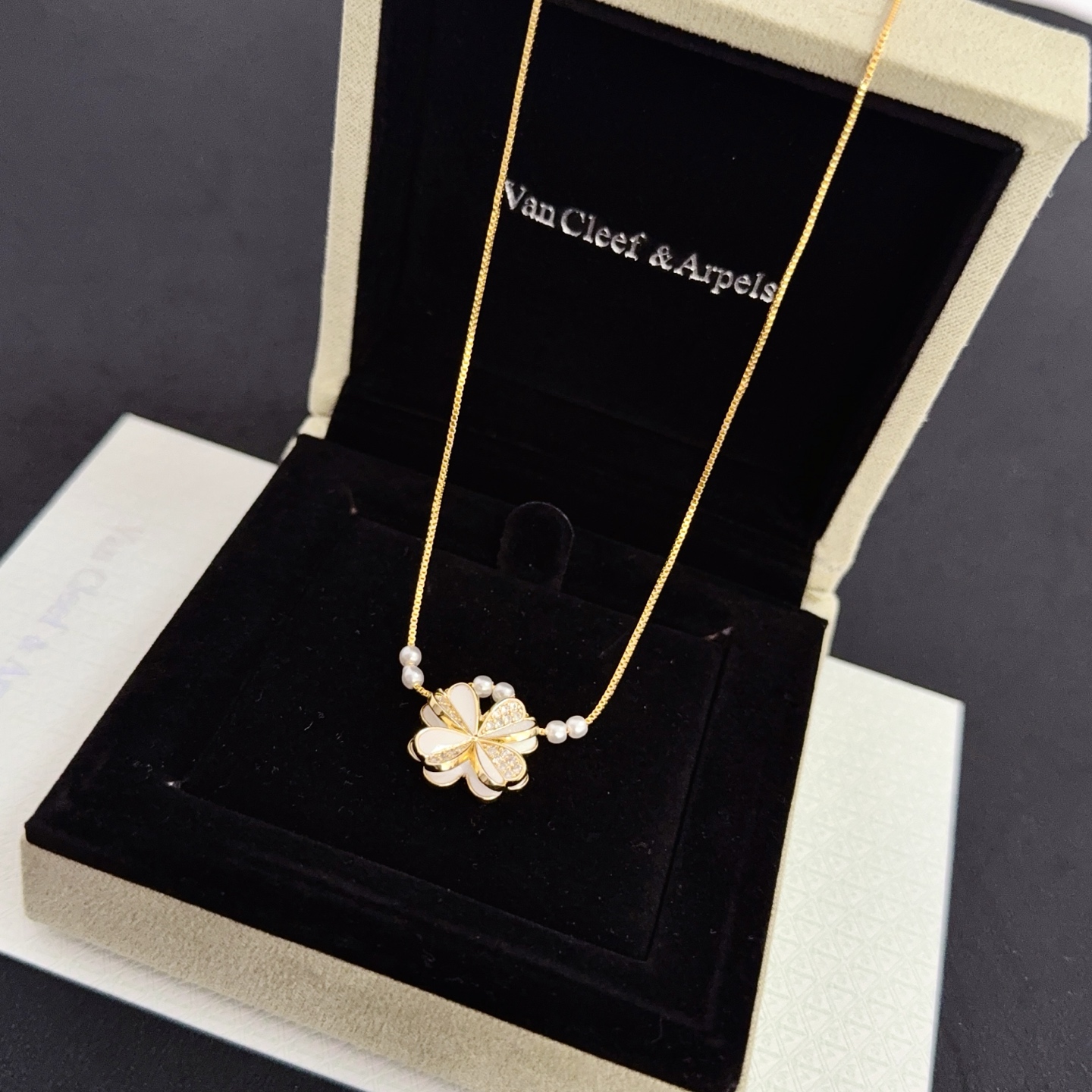 Collana Van Cleef Arpels Frivole oro giallo madreperla bianca diamante trasparente perla bianca 42 cm