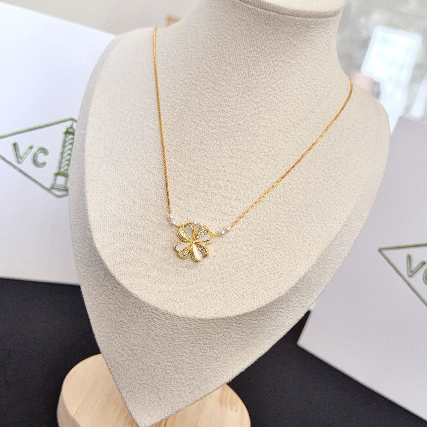 Collana Van Cleef Arpels Frivole oro giallo madreperla bianca diamante trasparente perla bianca 42 cm
