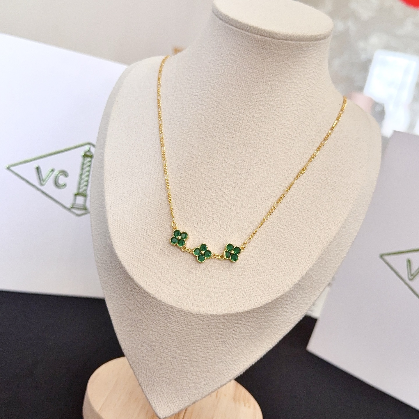 Collar Van Cleef Arpels Alhambra oro amarillo verde esmeralda 42cm