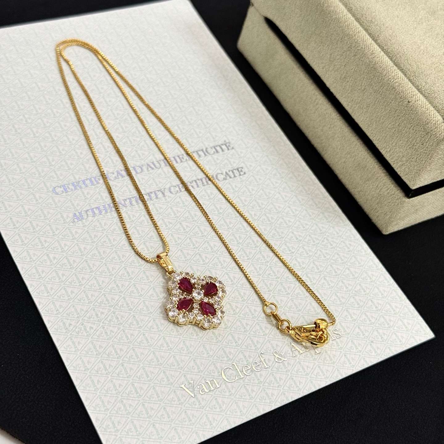 Colar Van Cleef Arpels Alhambra ouro amarelo metal rubi pedras preciosas vermelhas detalhes em diamante transparente 42 cm