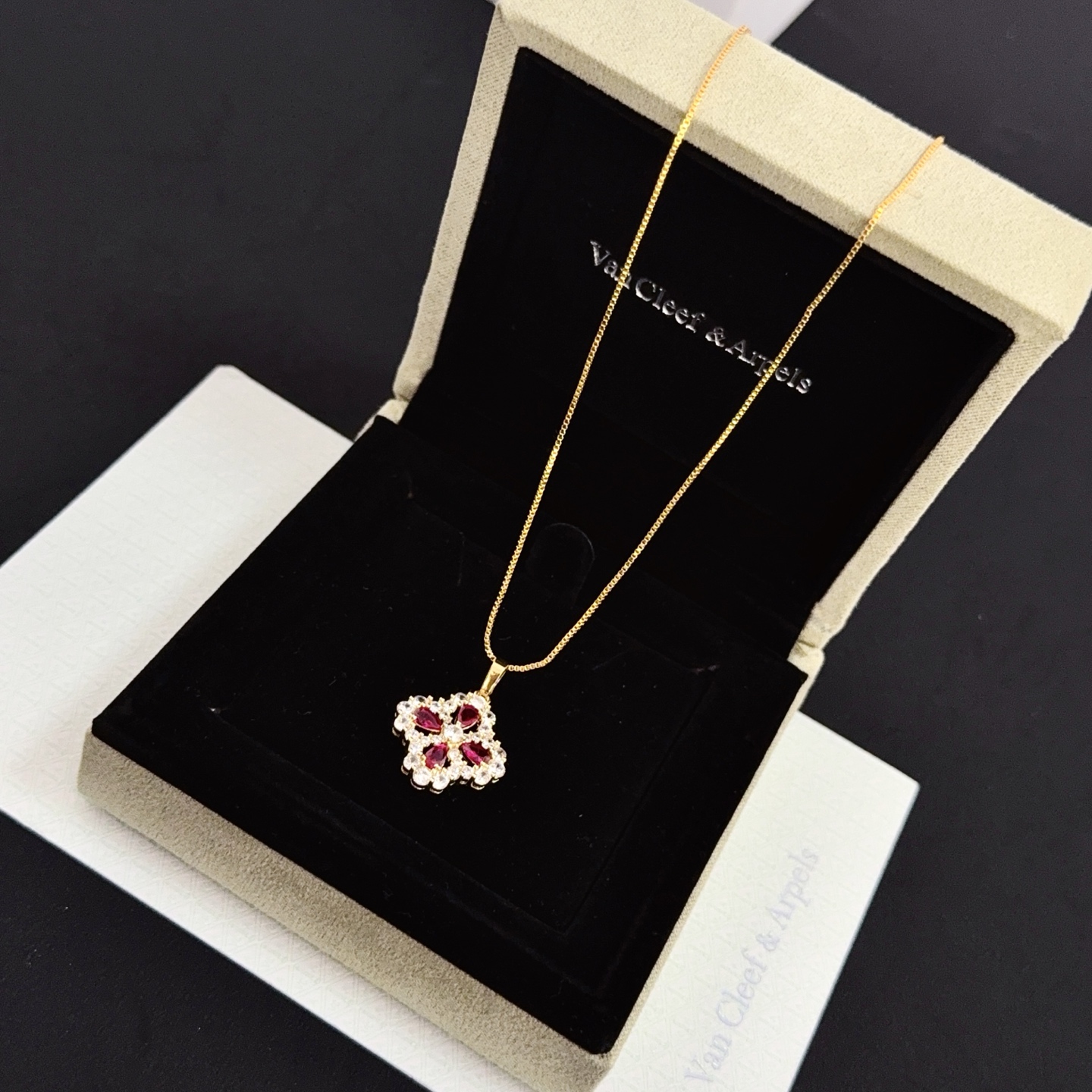 Colar Van Cleef Arpels Alhambra ouro amarelo metal rubi pedras preciosas vermelhas detalhes em diamante transparente 42 cm