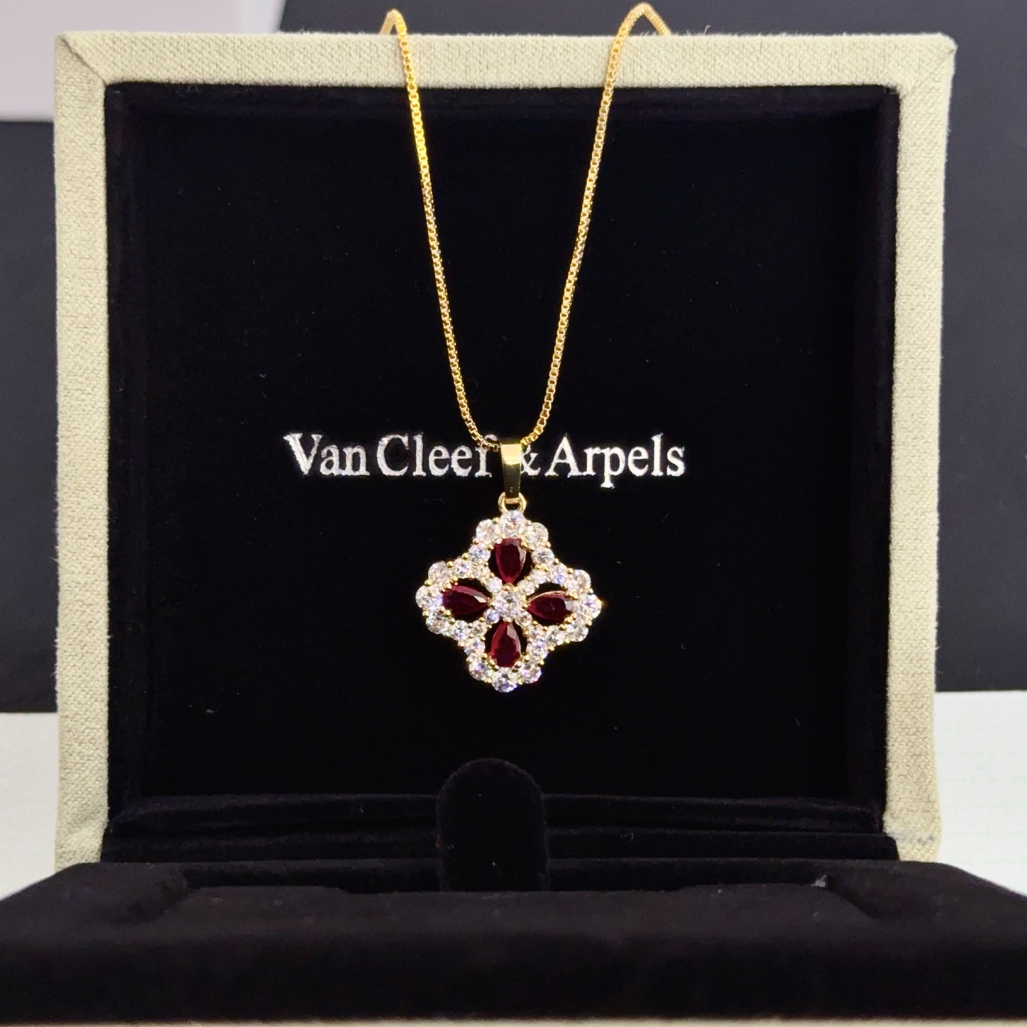 Colar Van Cleef Arpels Alhambra ouro amarelo metal rubi pedras preciosas vermelhas detalhes em diamante transparente 42 cm