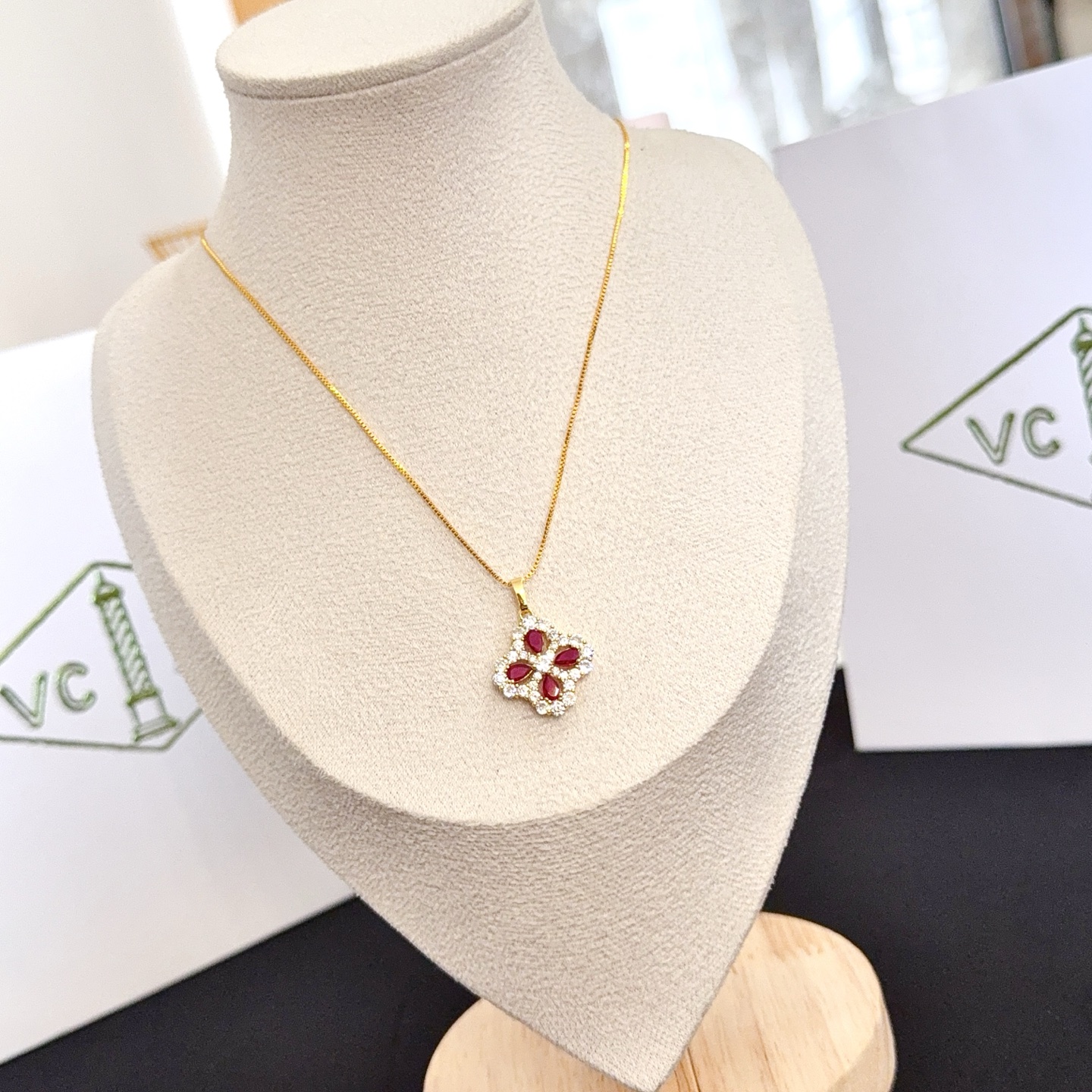 Colar Van Cleef Arpels Alhambra ouro amarelo metal rubi pedras preciosas vermelhas detalhes em diamante transparente 42 cm