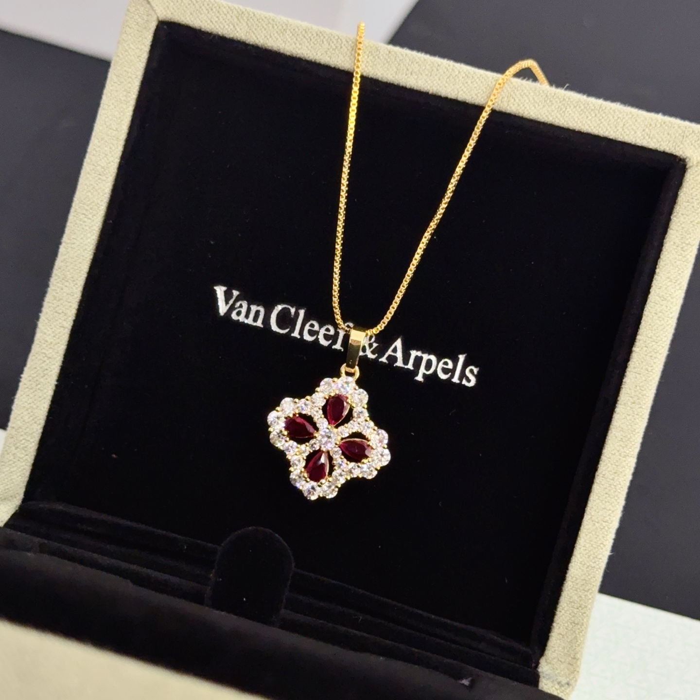Colar Van Cleef Arpels Alhambra ouro amarelo metal rubi pedras preciosas vermelhas detalhes em diamante transparente 42 cm