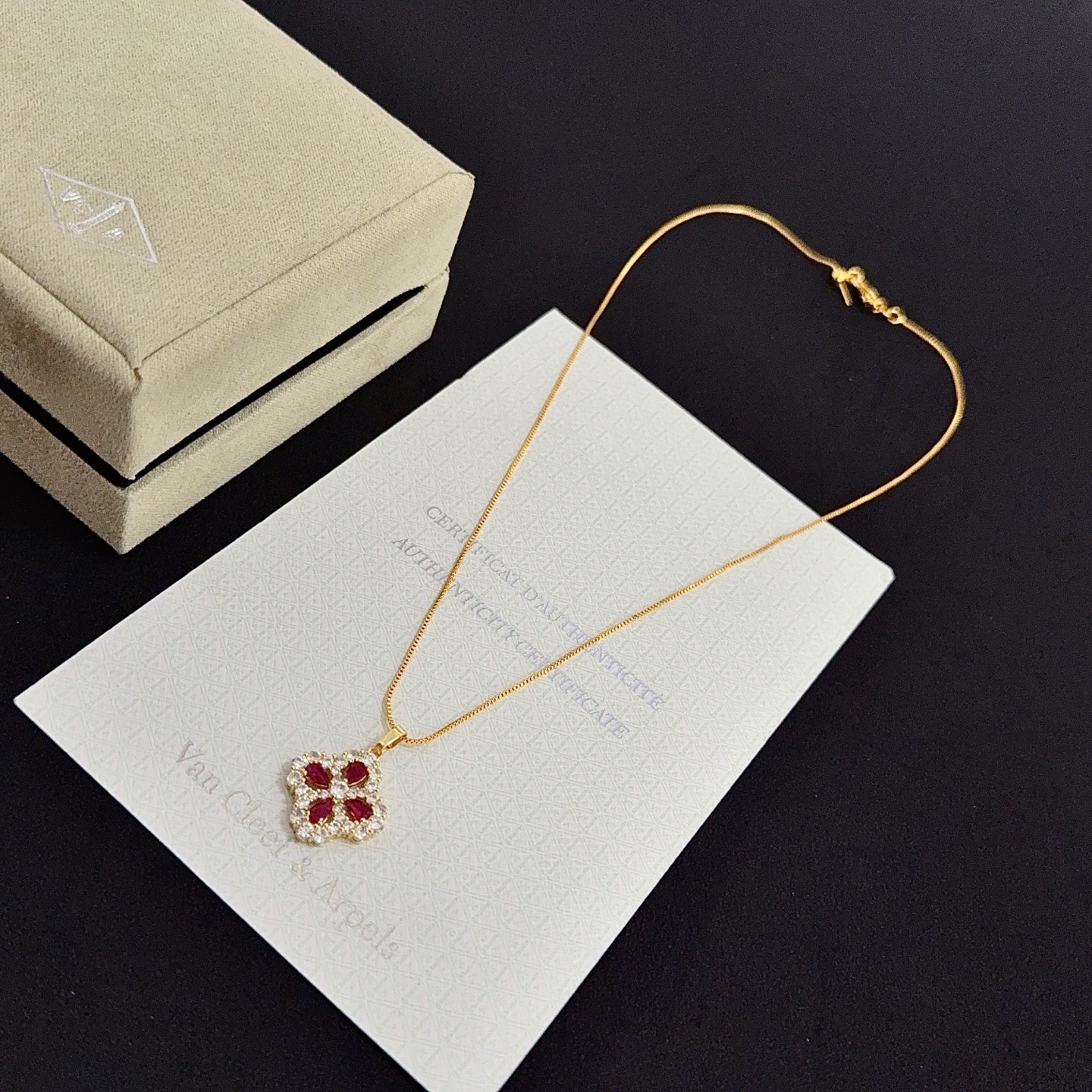 Colar Van Cleef Arpels Alhambra ouro amarelo metal rubi pedras preciosas vermelhas detalhes em diamante transparente 42 cm